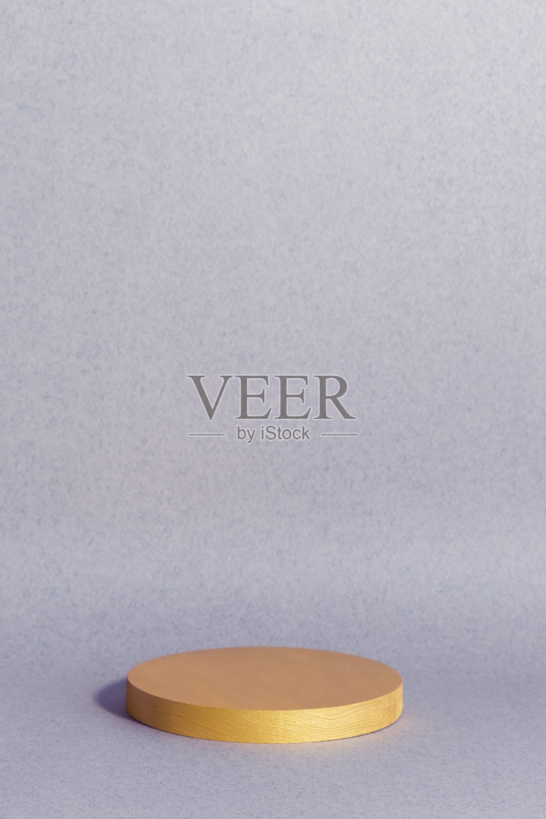 Premium podium为介绍一个化妆品产品。紫色背景下的金色场景照片摄影图片