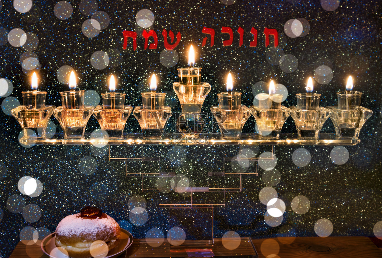 烛台、燃烧的蜡烛、橄榄油和甜甜圈照片摄影图片