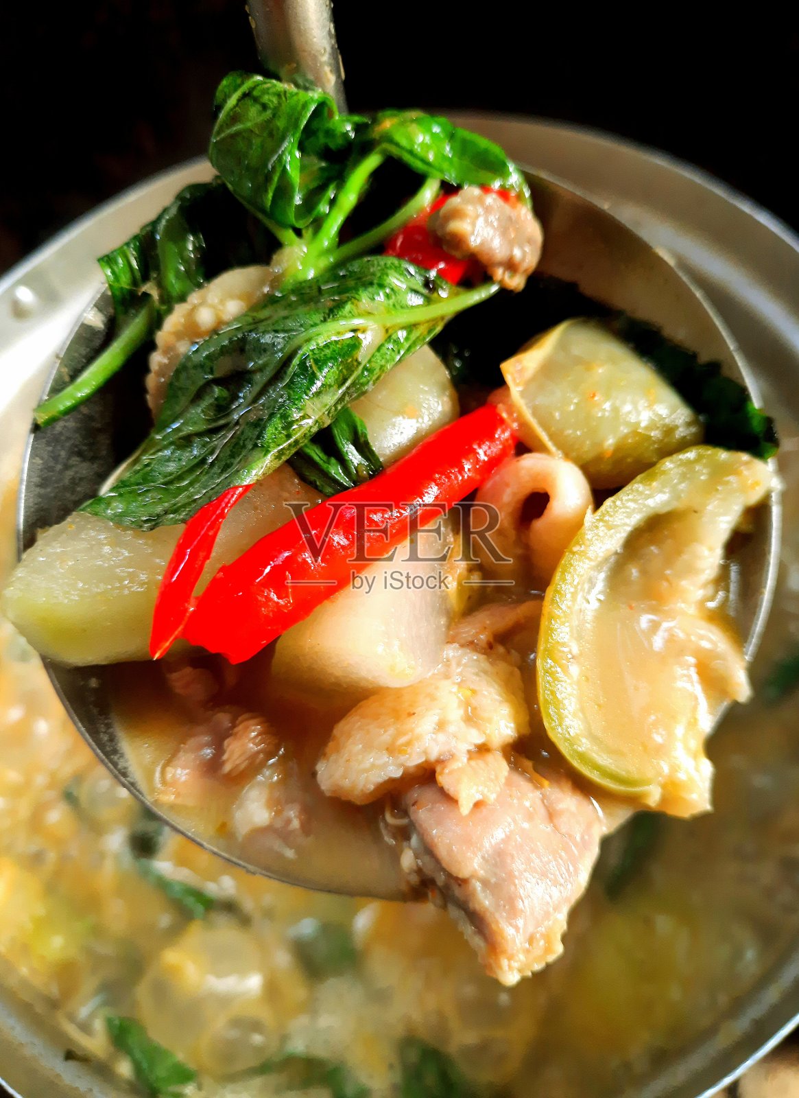 泰式绿鸡咖喱-食物准备。照片摄影图片