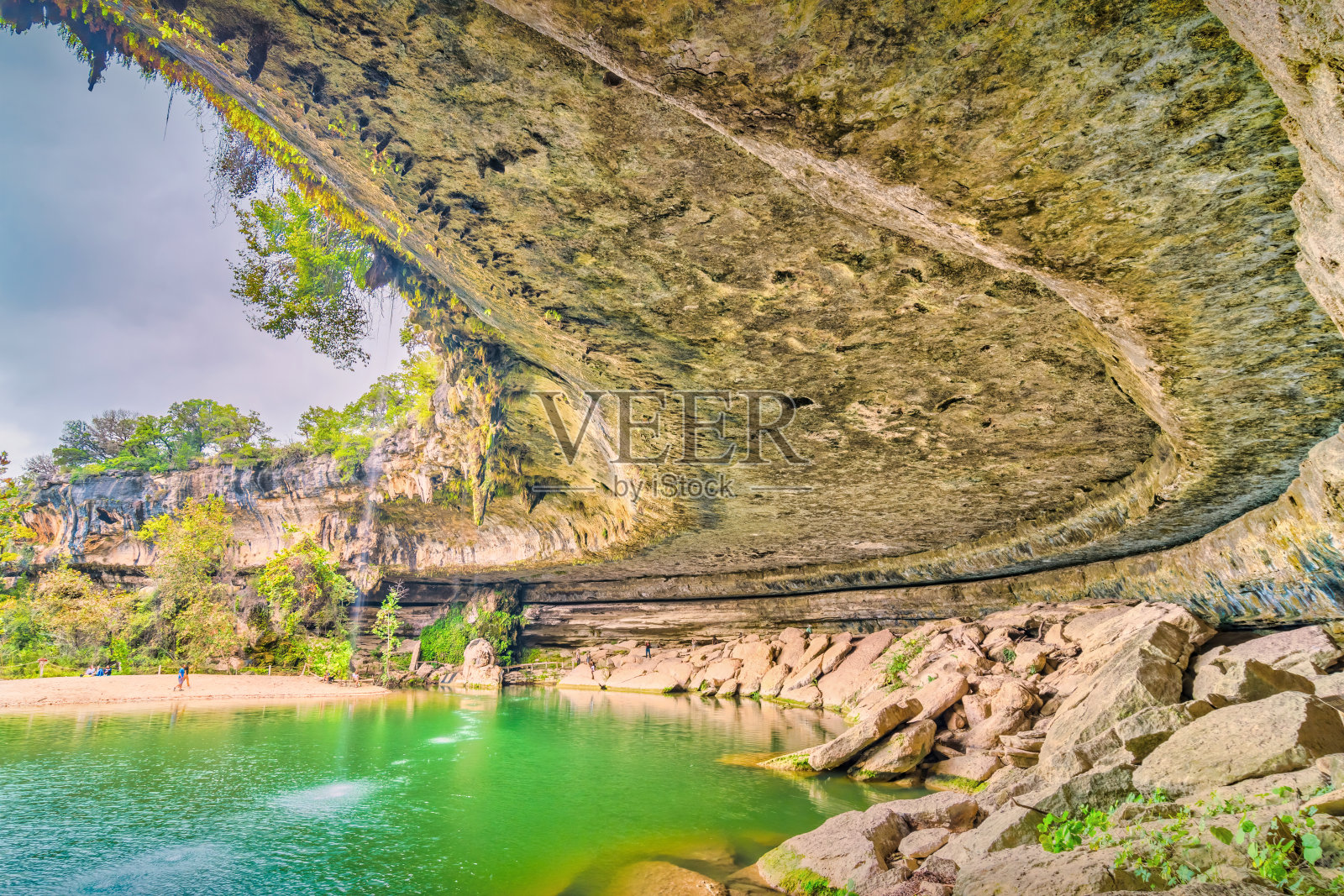 美国德克萨斯州奥斯汀市汉密尔顿游泳池瀑布照片摄影图片