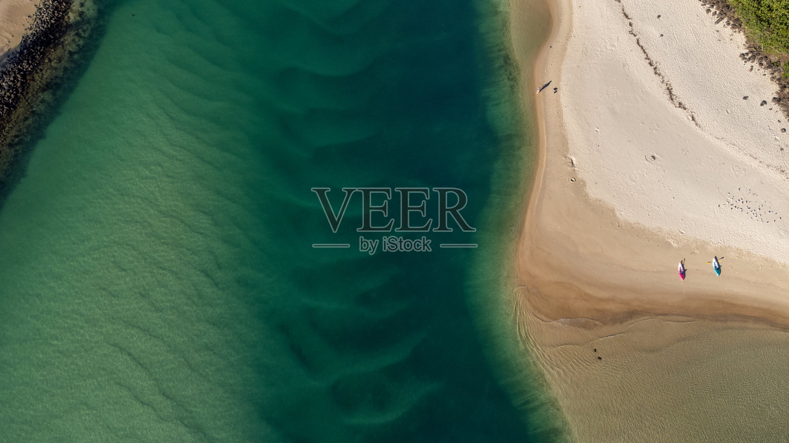 在澳大利亚昆士兰州黄金海岸的塔莱虎皮格拉溪伯利头入口处,划桨者和游泳者享受着清澈的水照片摄影图片