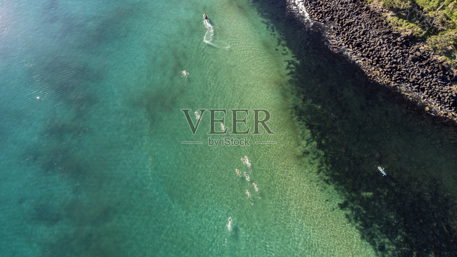 人们在澳大利亚昆士兰州黄金海岸的伯利岬游泳照片摄影图片