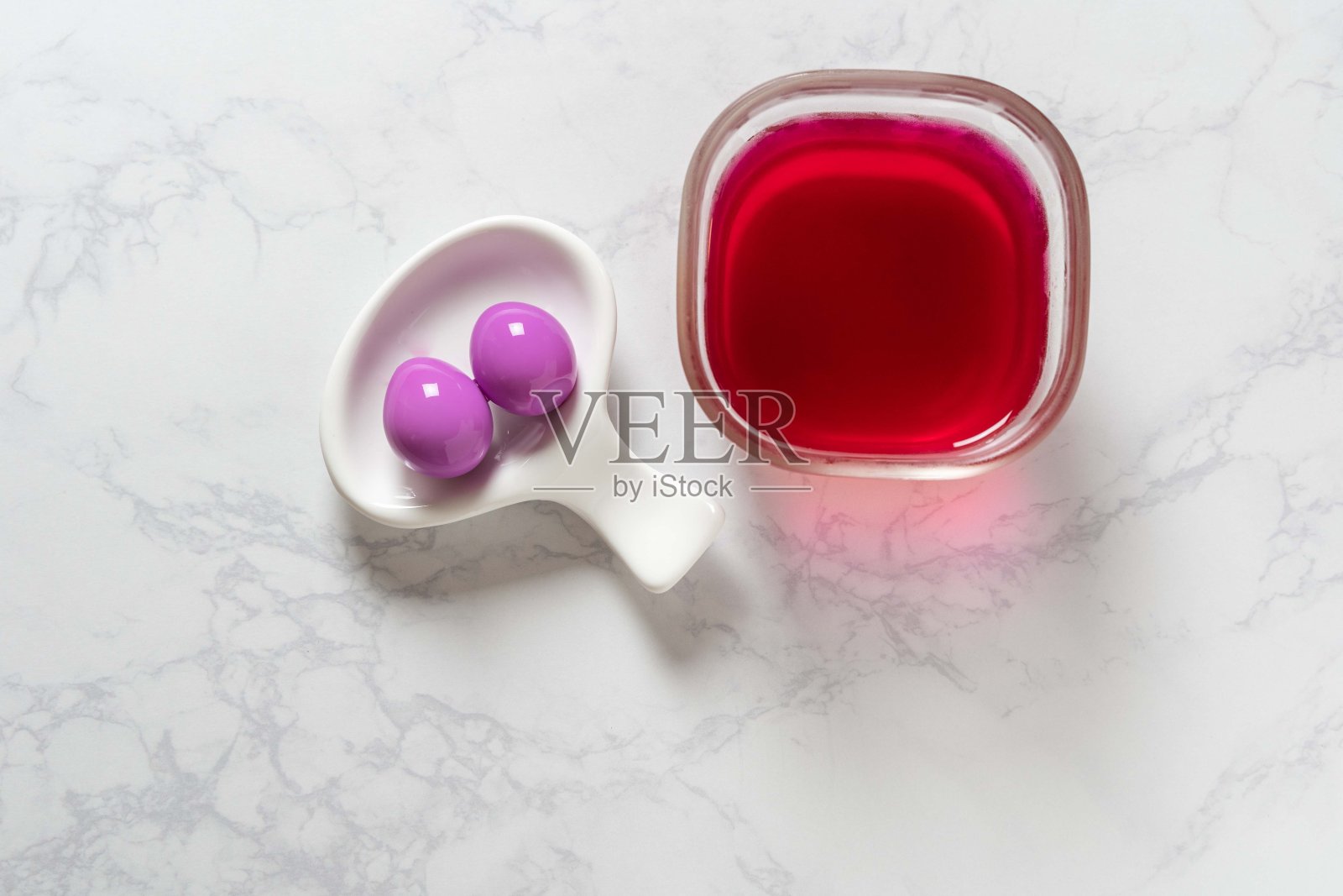 用天然材料给鹌鹑蛋着色(红色)照片摄影图片