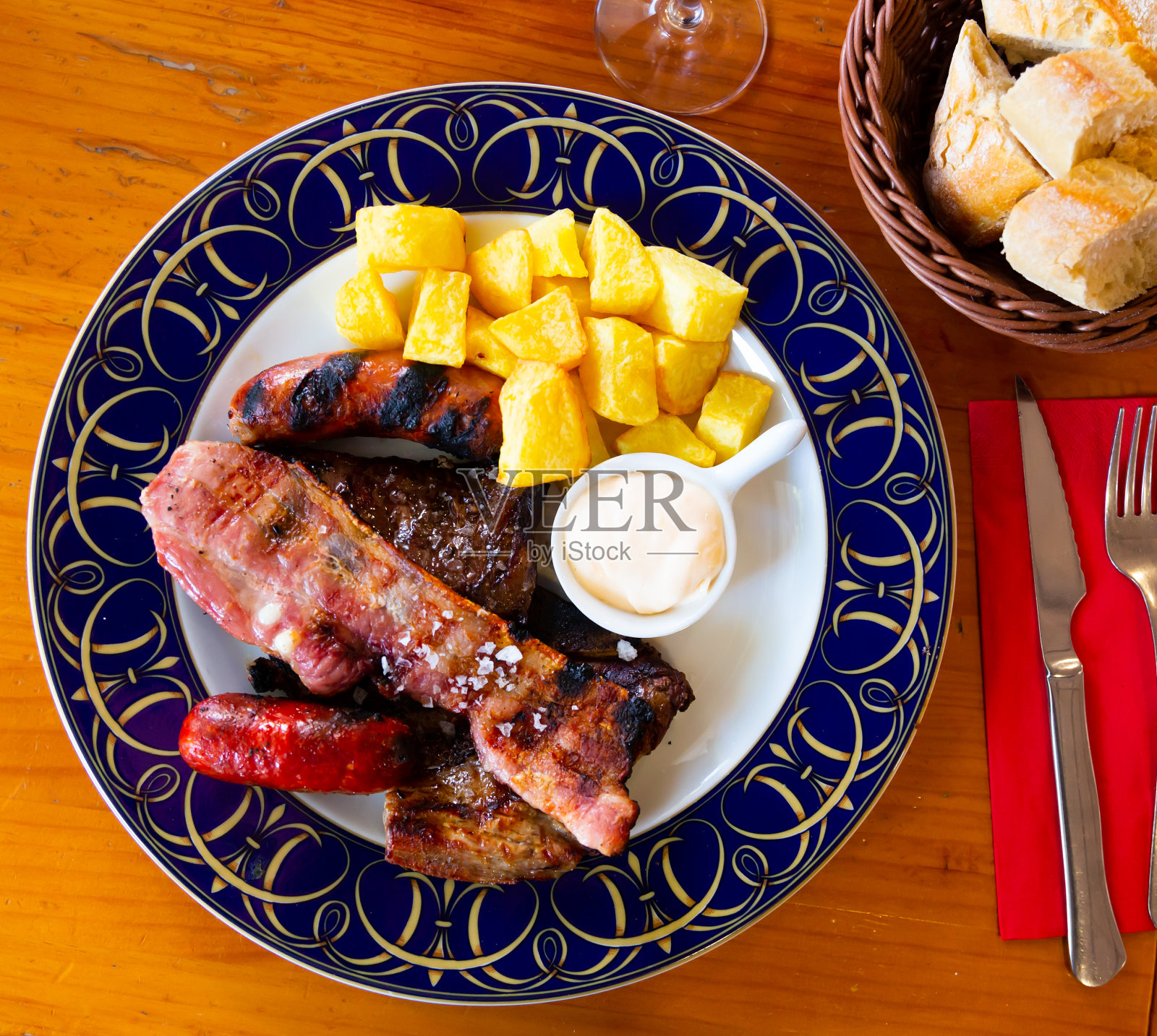 烤香肠和猪肉配土豆和酱汁照片摄影图片