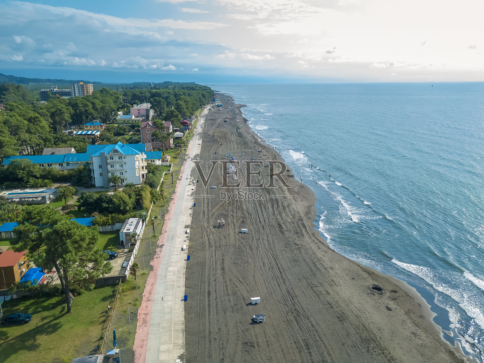 无人机拍摄的乔治亚州黑色磁性沙滩。航空摄影,黑色沙滩,海浪,岛屿,生活方式,地点。海岸线。照片摄影图片