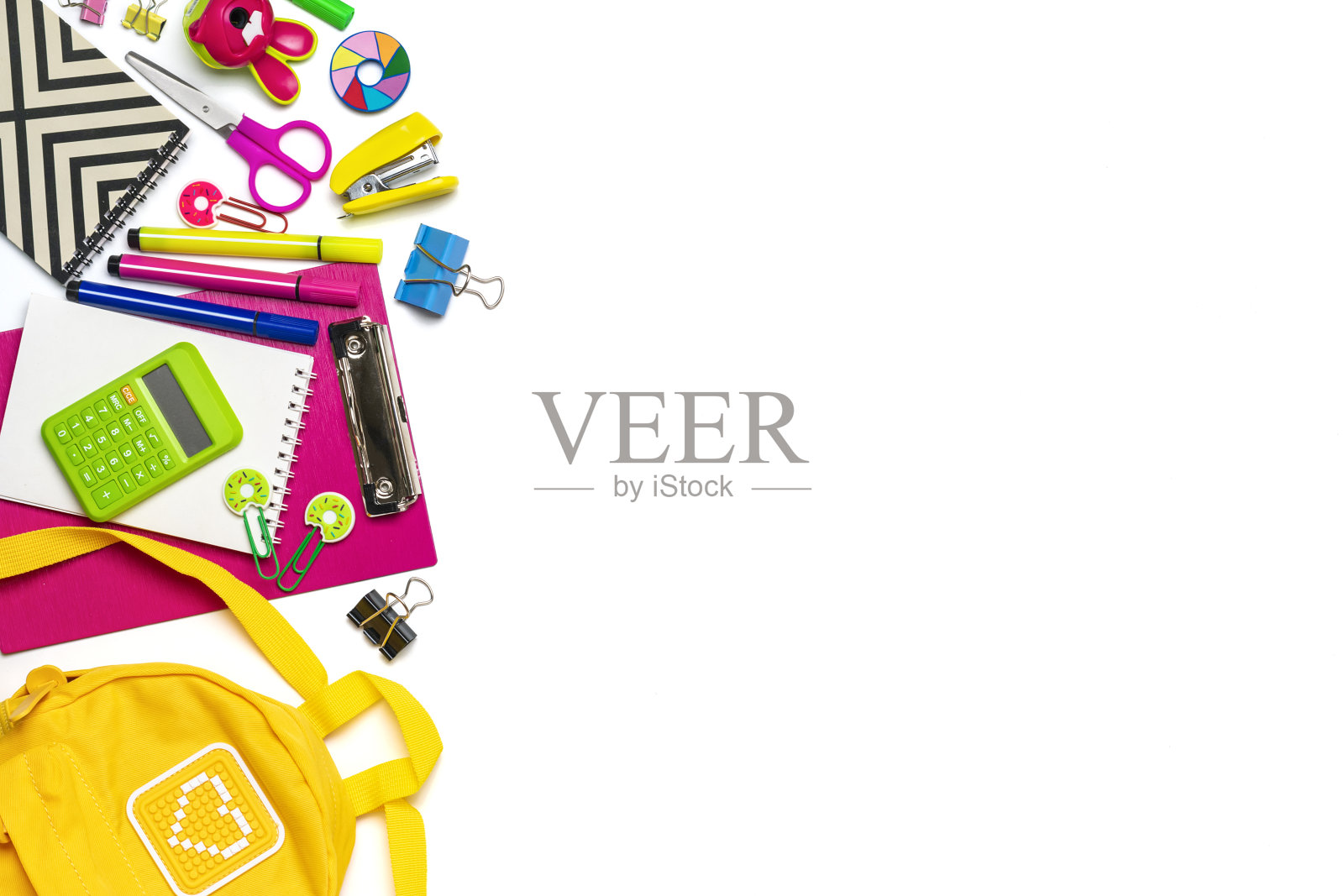 办公用品的框架回形针,剪刀,钢笔,毡尖笔,卷笔刀,计算器,订书机孤立在白色背景上平放顶视图回到学校,教育理念照片摄影图片