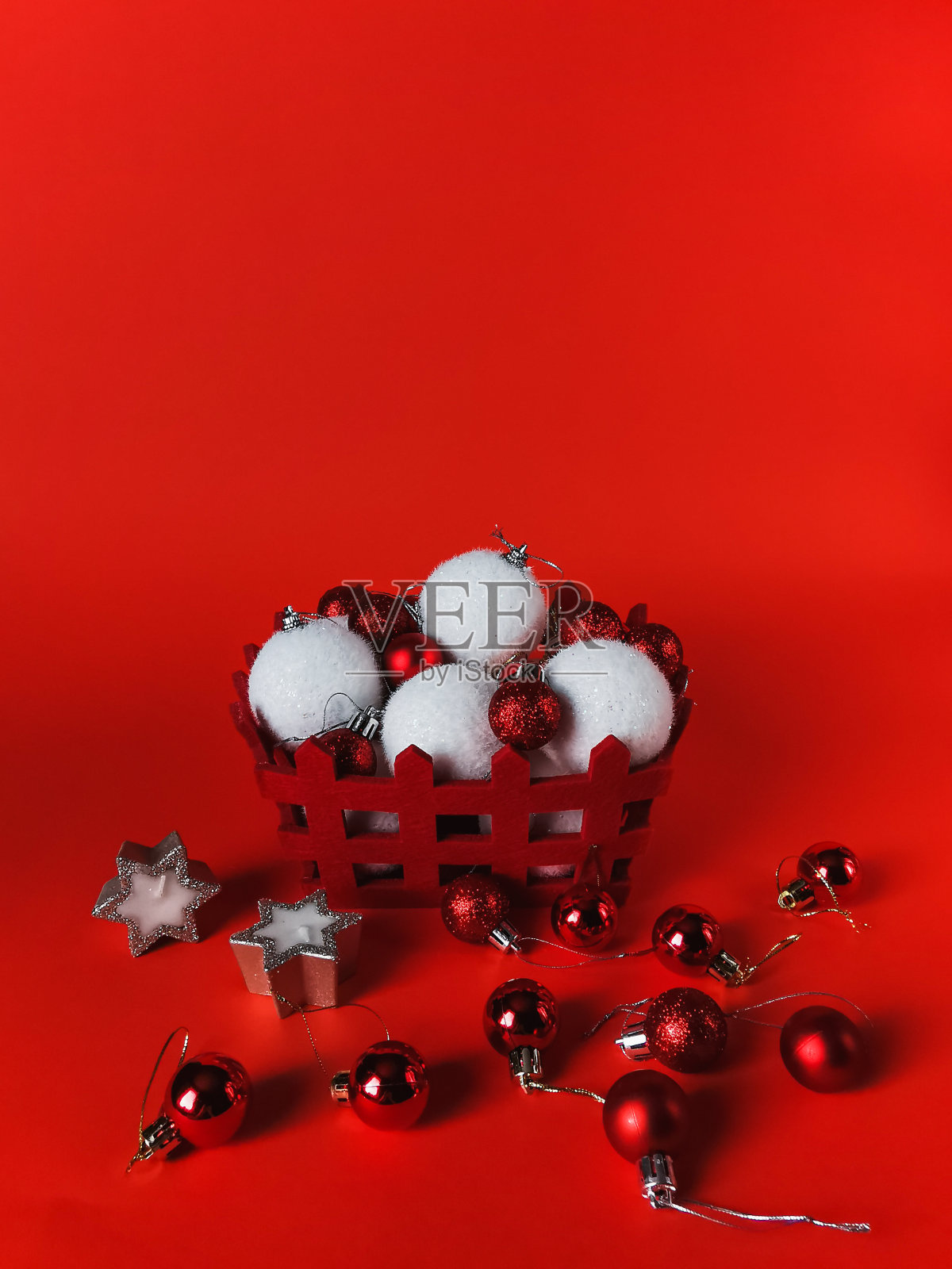 圣诞和新年的装饰在红色的背景上。红色背景的节日贺卡。照片摄影图片