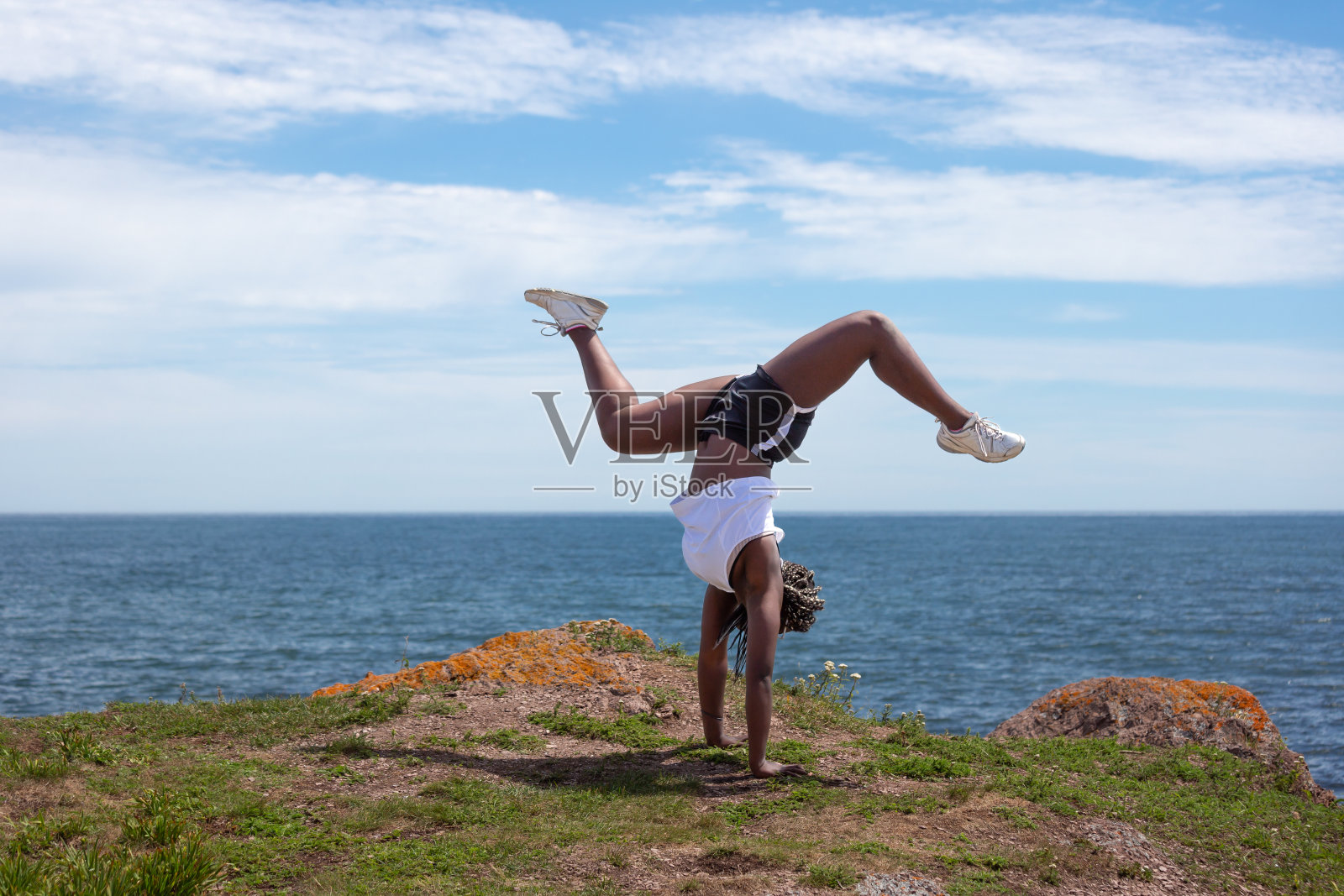 在大海后面倒立照片摄影图片