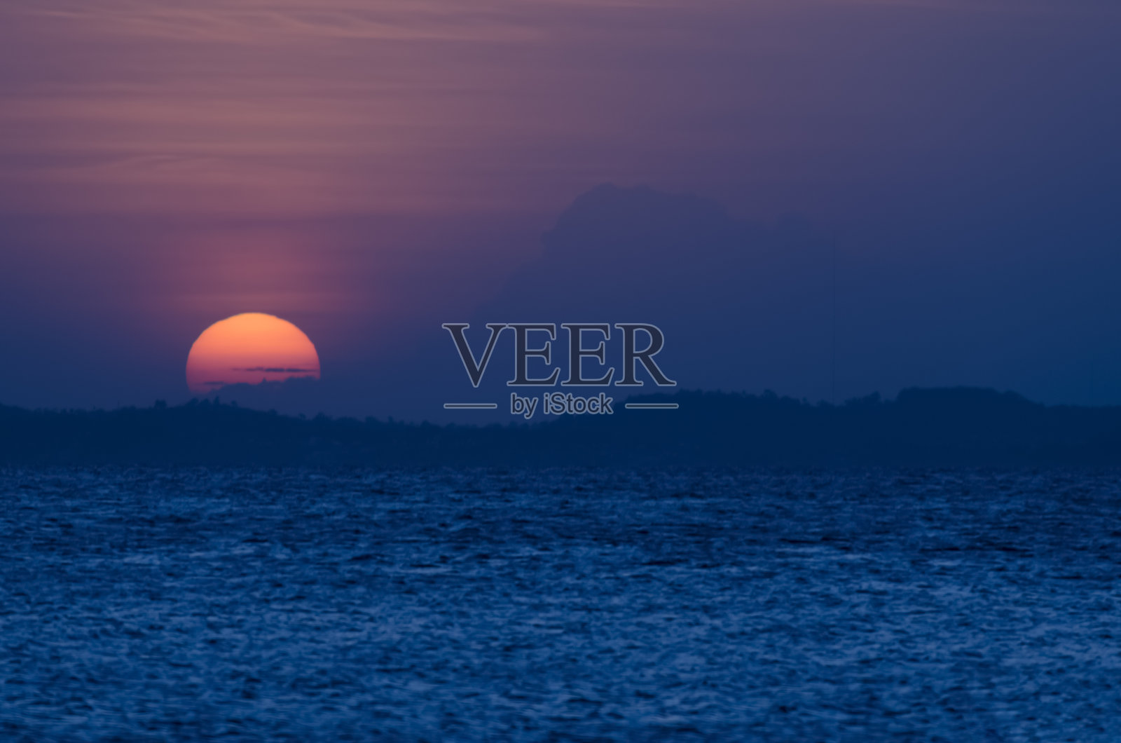 从巴西巴伊亚州萨尔瓦多市的里贝拉海滩看日落。照片摄影图片