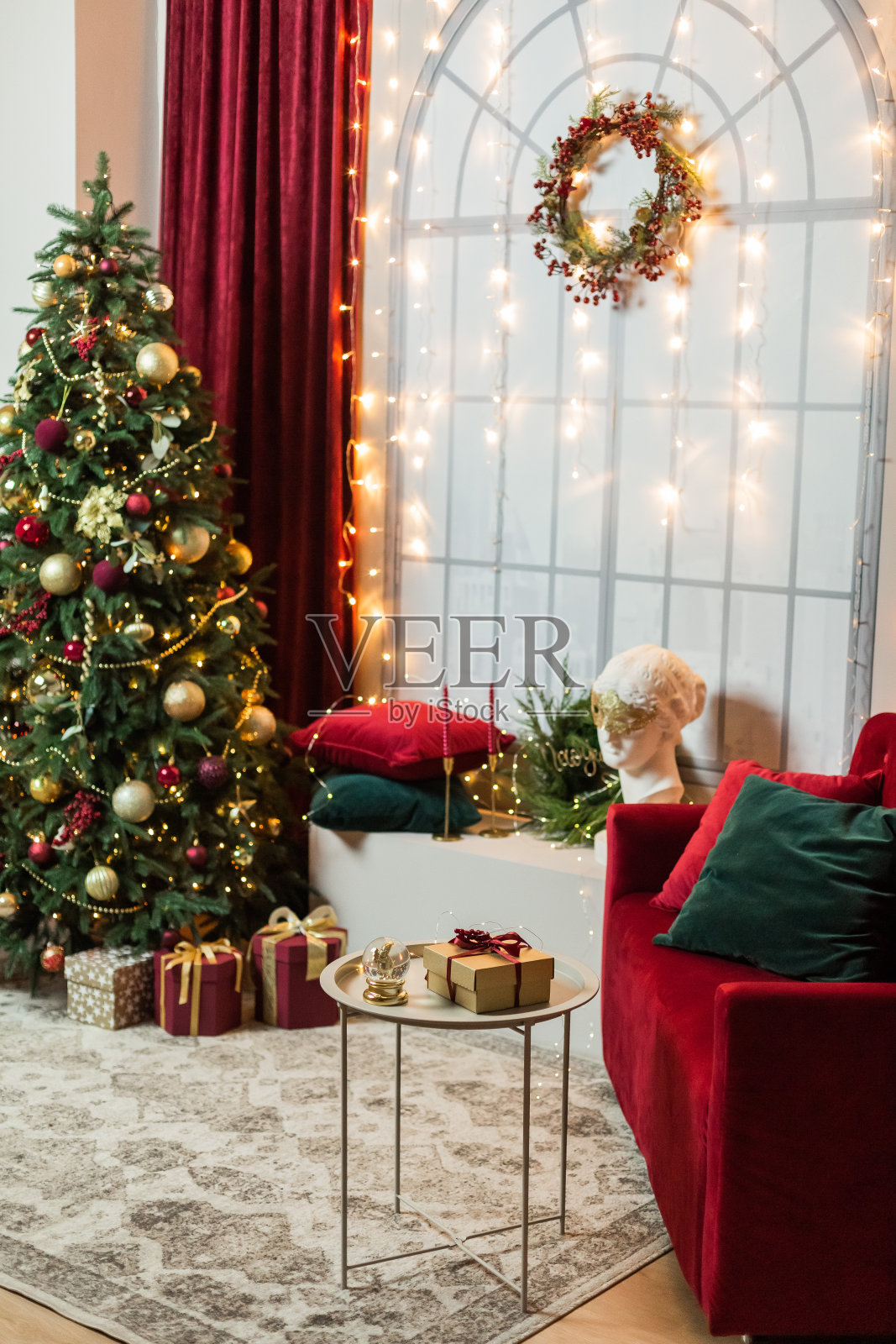 圣诞室内装饰紫红色金色窗帘照片摄影图片