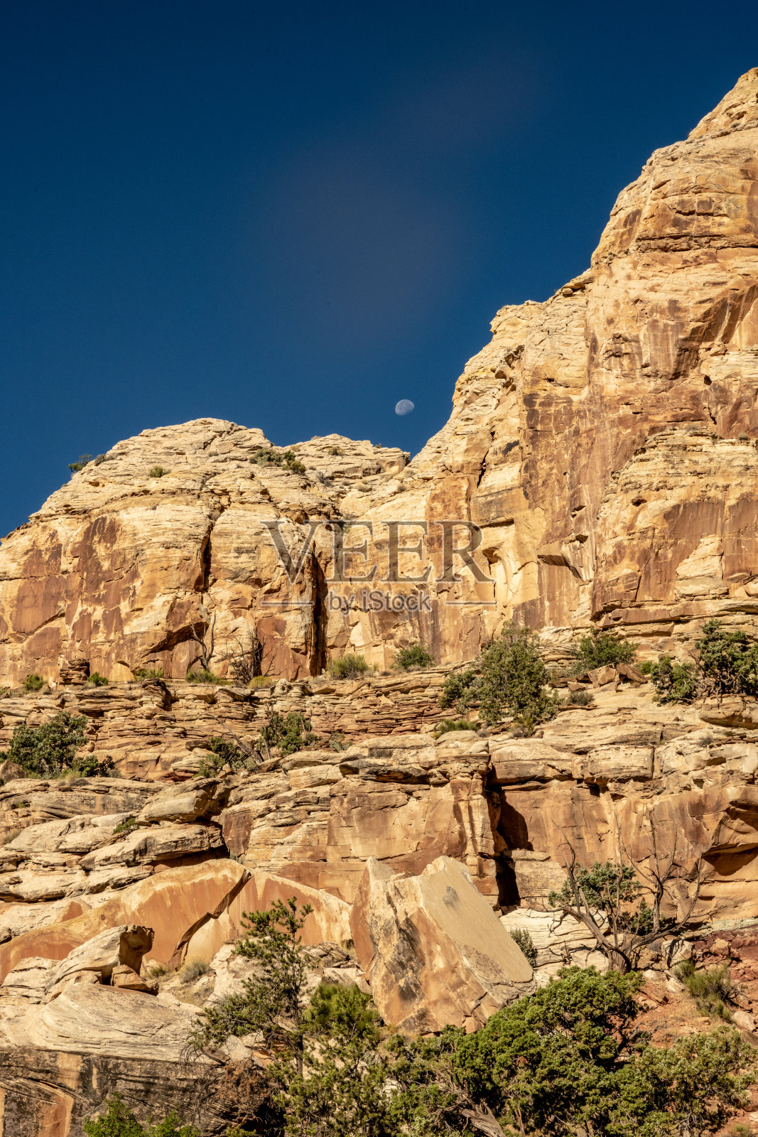 月亮落在沙岩山脊的马鞍上照片摄影图片