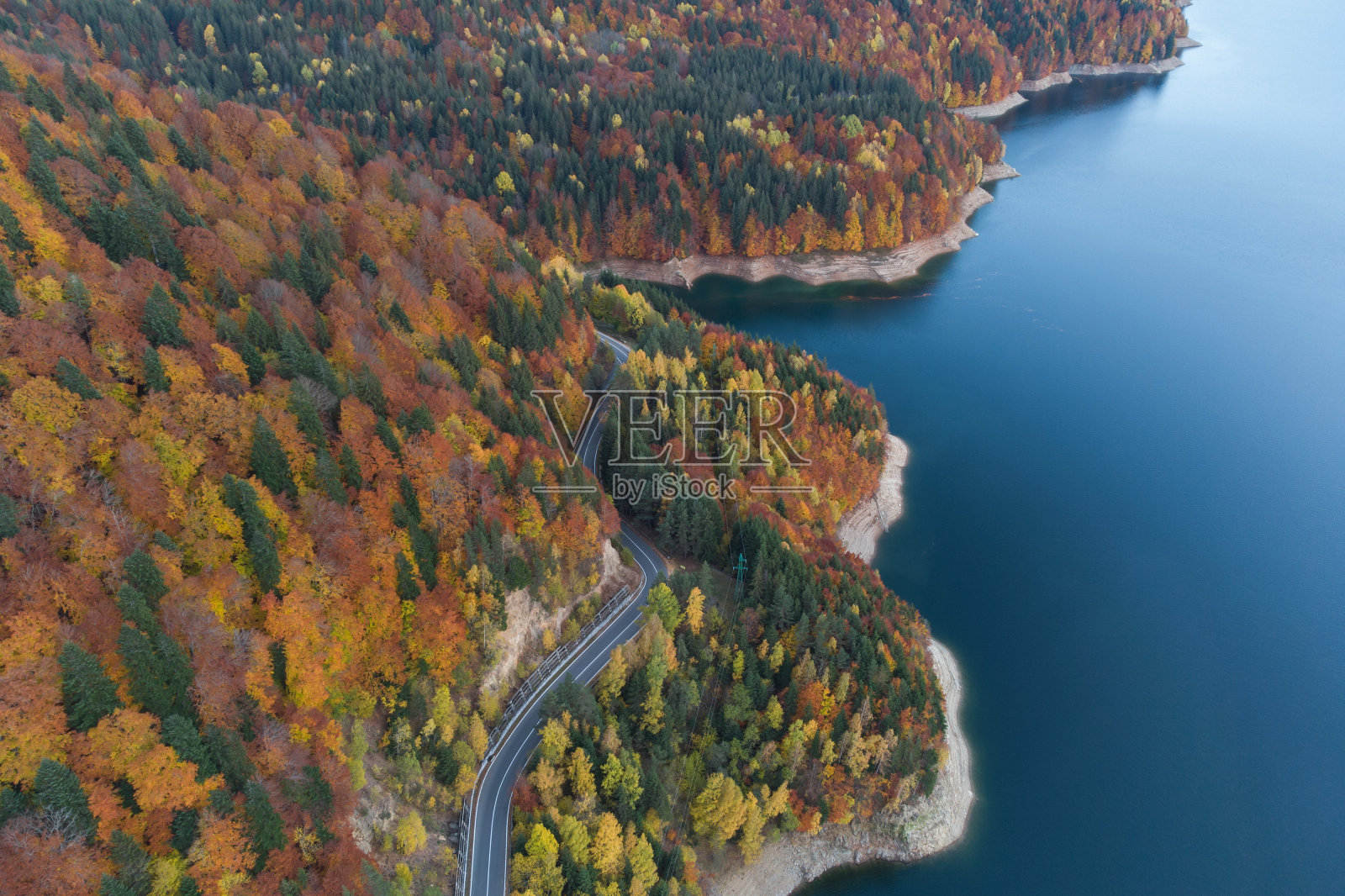 鸟瞰多彩的山路,在Vidraru大坝- transagarasan高速公路照片摄影图片