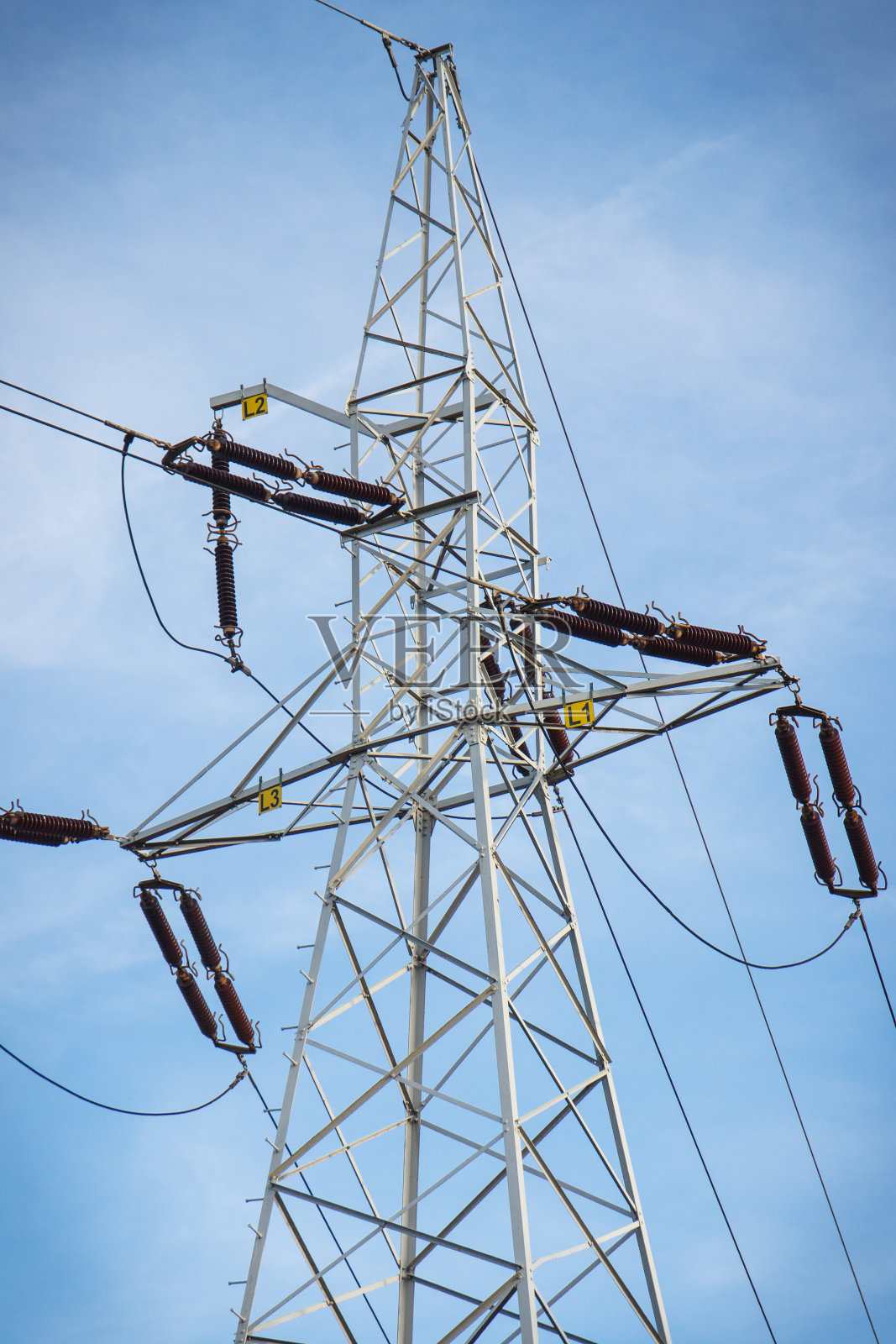 带电线的高压电杆。输电线路照片摄影图片