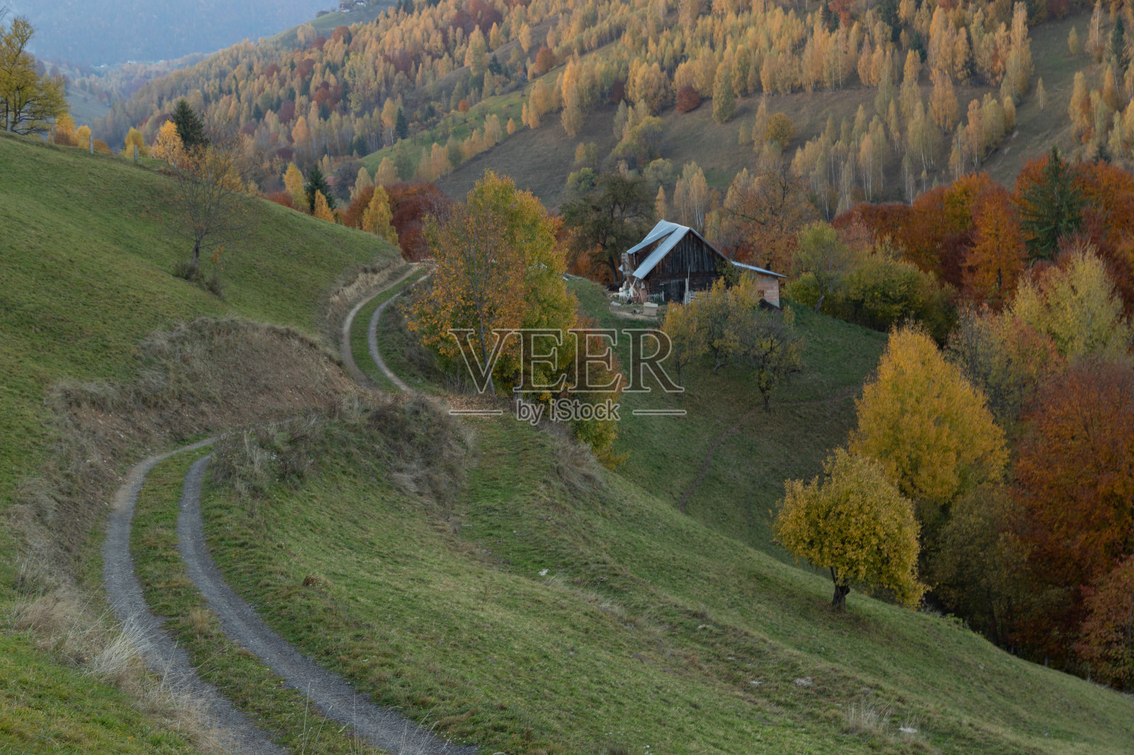 罗马尼亚乡村的山地景观照片摄影图片