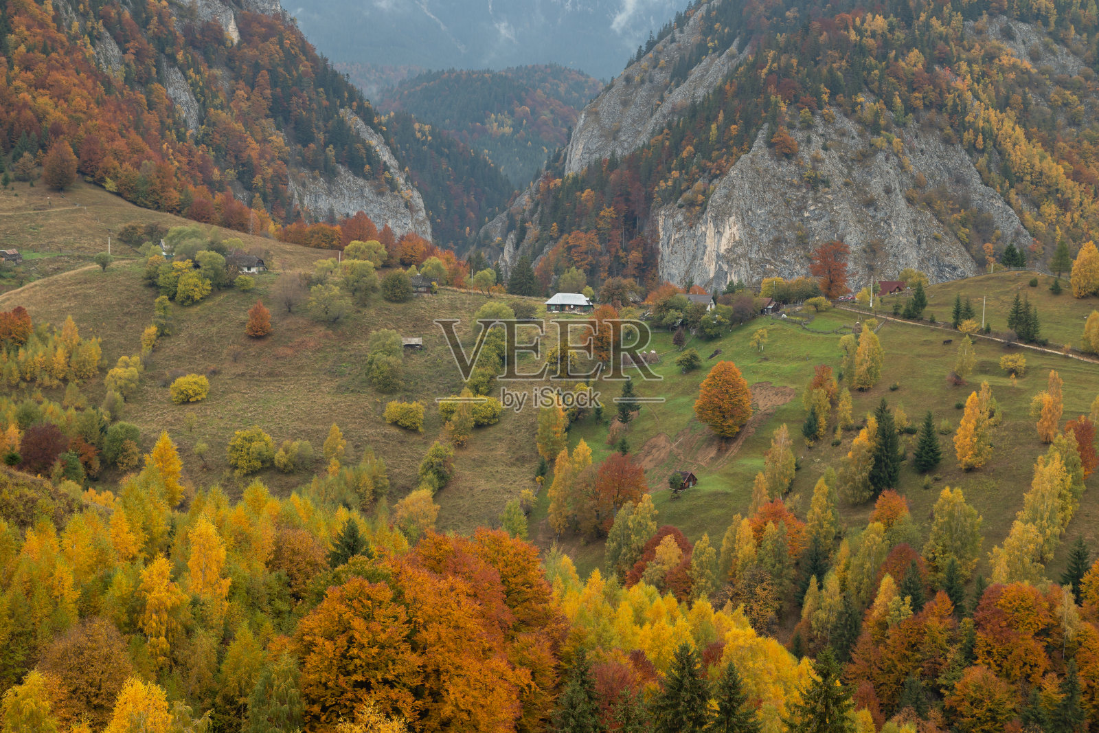 罗马尼亚乡村的山地景观照片摄影图片