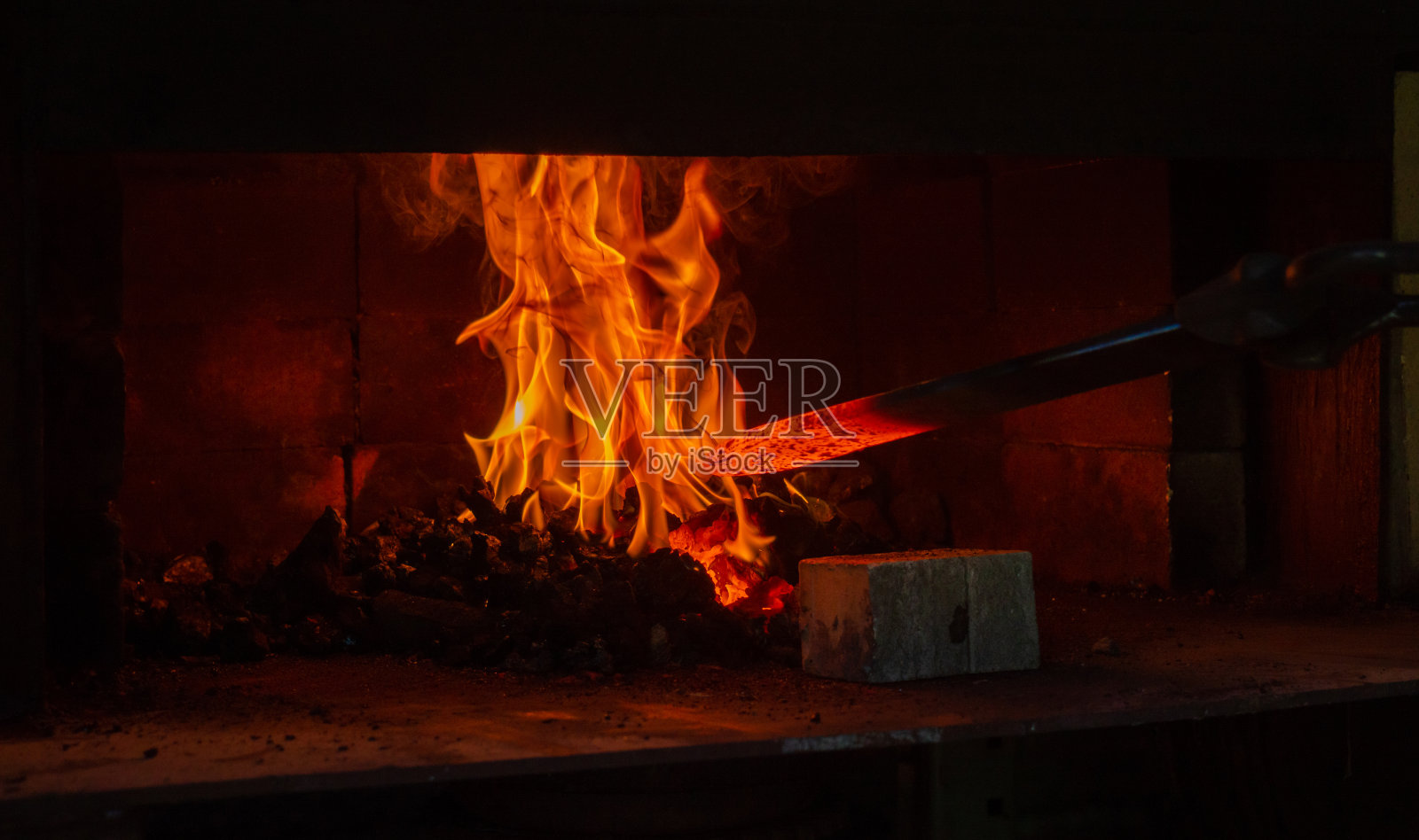 炙热炙热,准备开始锻造成形。照片摄影图片