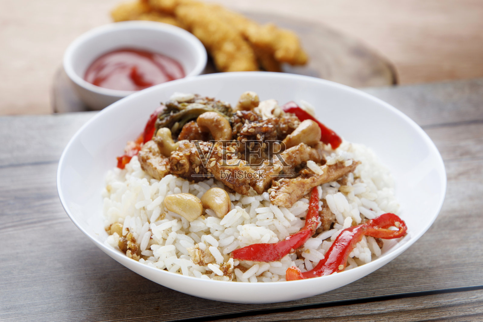 照烧鸡配米饭、灯笼椒和芝麻照片摄影图片