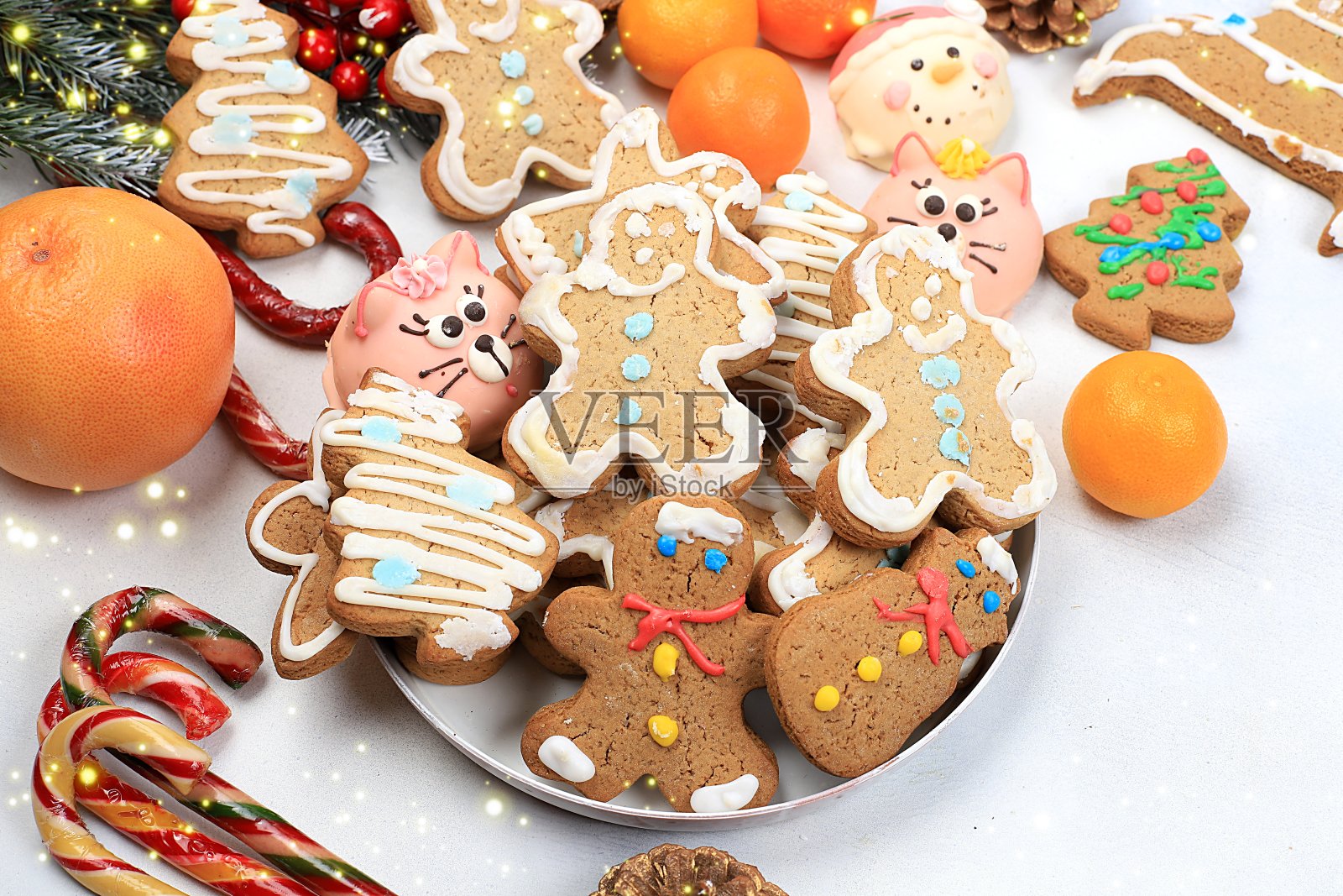 圣诞新年食品,传统的姜饼和自制的冷杉树枝,松果和装饰饼干,盘子设计理念,烘焙理念,照片摄影图片
