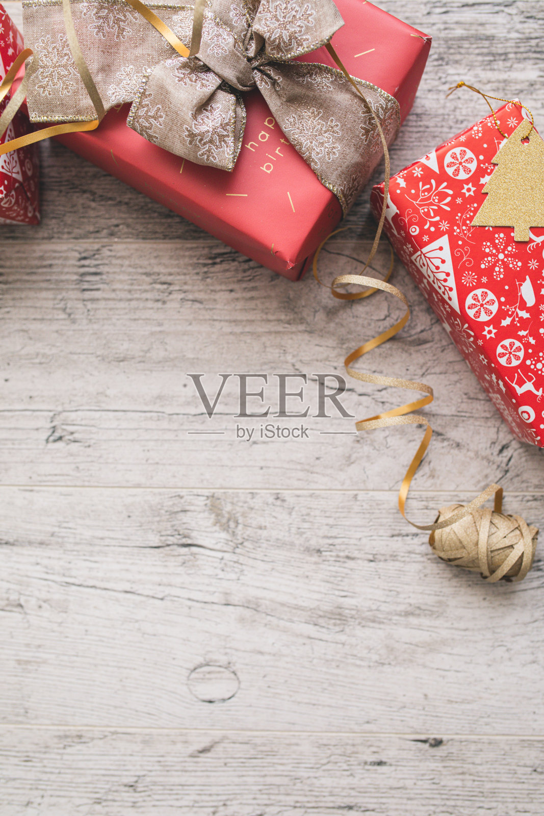 木桌上的圣诞礼品盒照片摄影图片