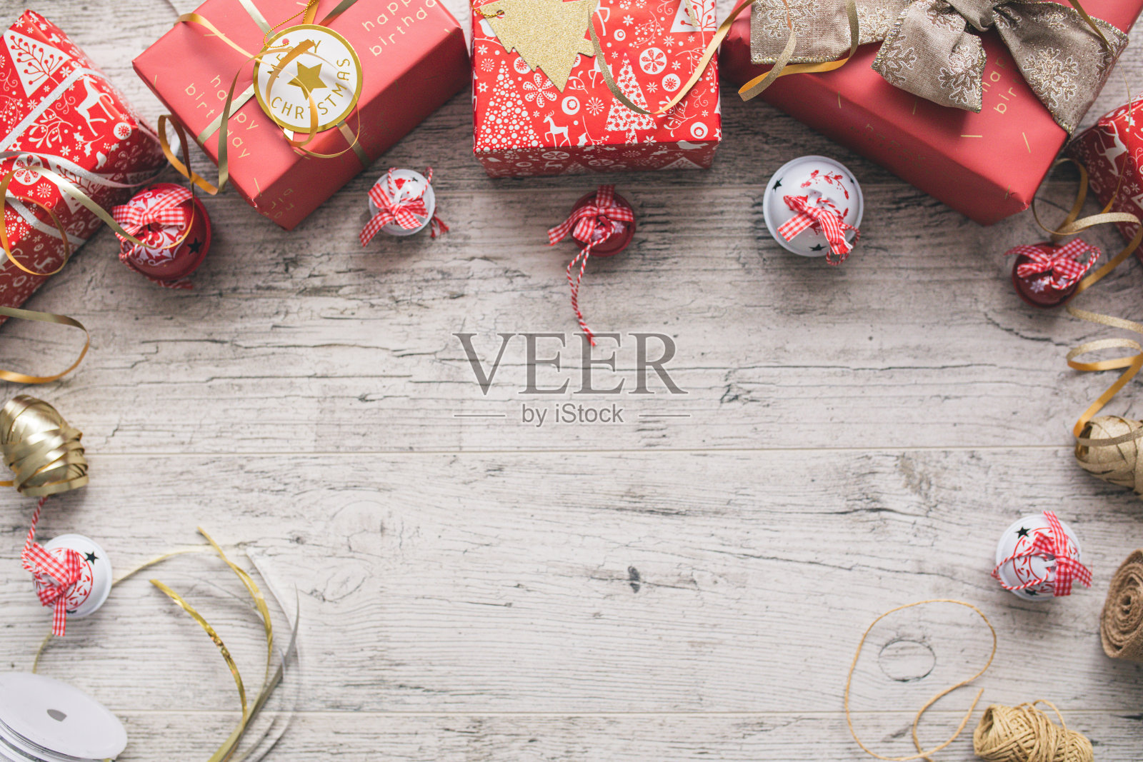 木桌上的圣诞礼品盒照片摄影图片