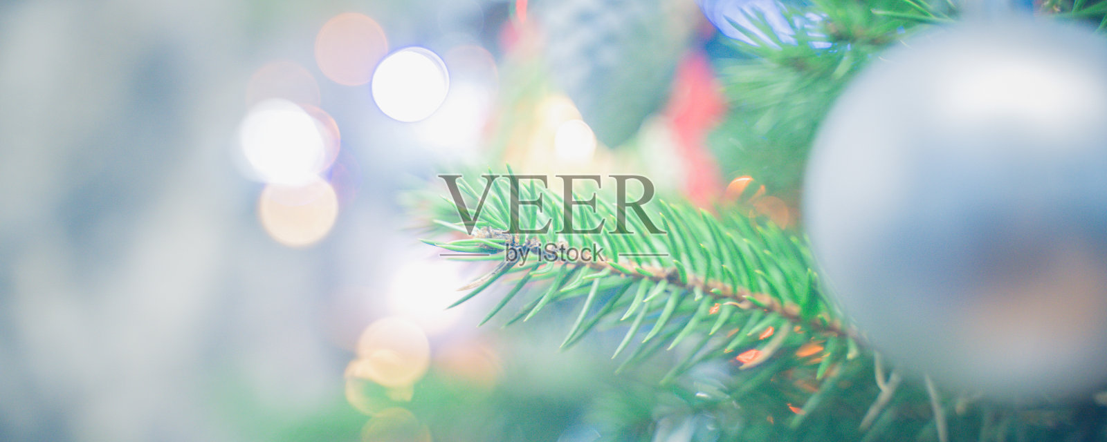 圣诞树上的绿色树枝和圣诞玩具照片摄影图片