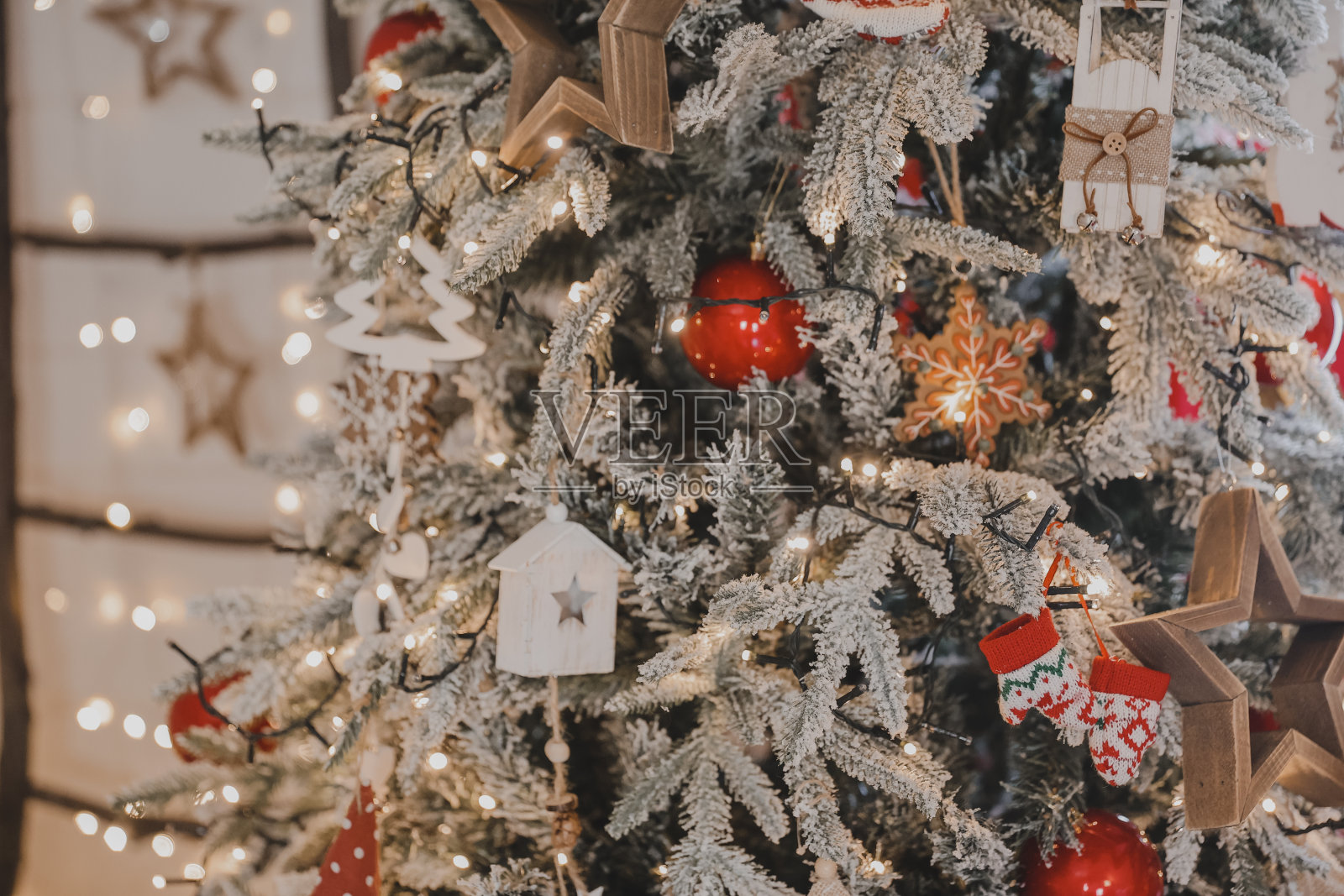 圣诞晚会的装饰品。圣诞装饰品的想法。新年气氛,节日观念照片摄影图片