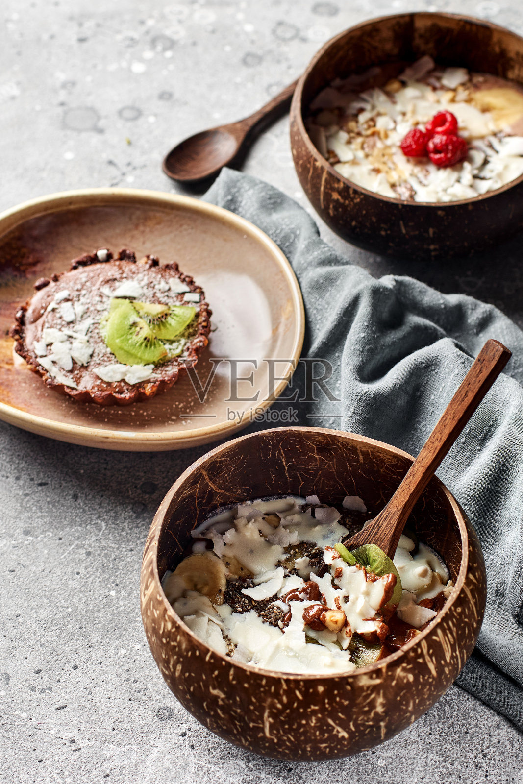 健康早餐碗:香蕉、猕猴桃、杏仁、覆盆子和奇异果燕麦片照片摄影图片