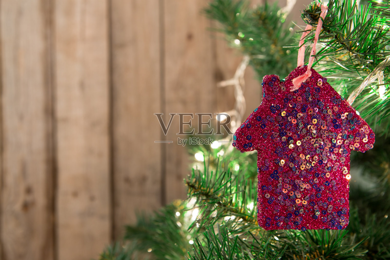 木制背景上有灯的圣诞树照片摄影图片