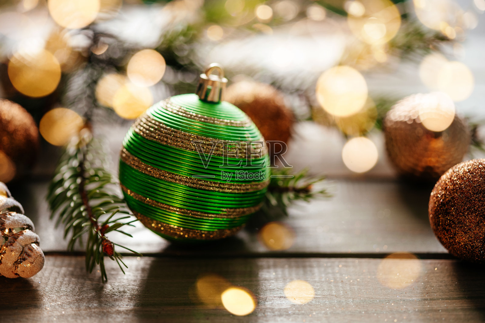 圣诞灯泡和装饰品木制背景与圣诞灯散景照片摄影图片