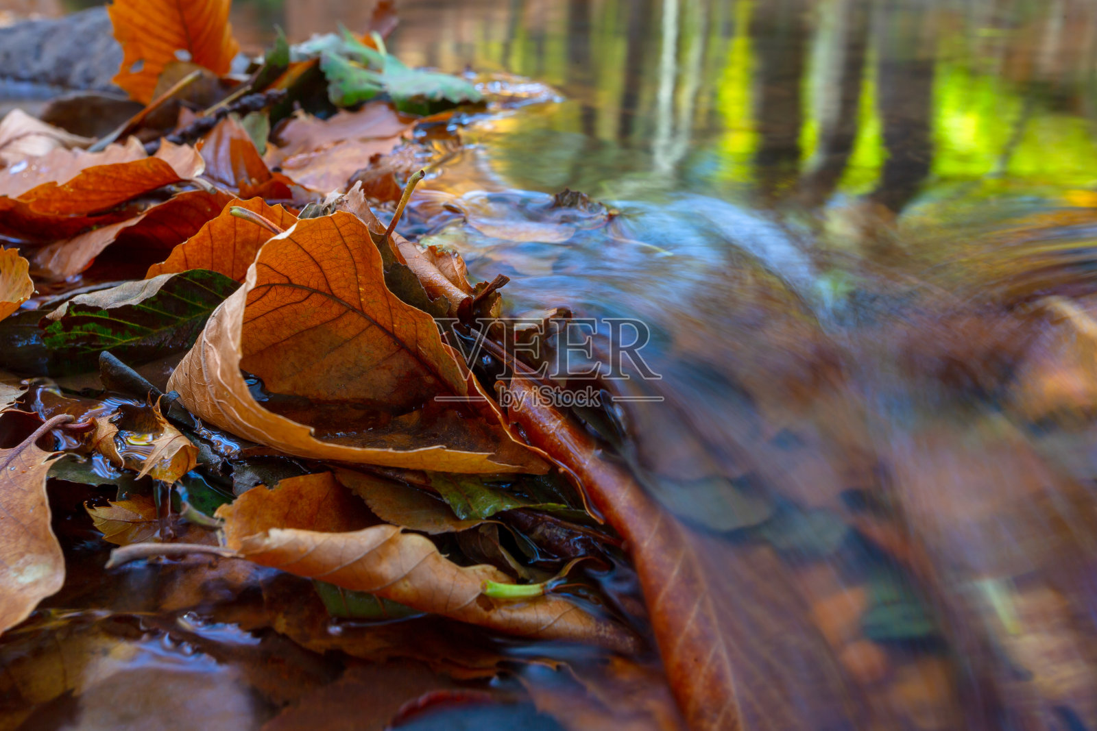 秋天的山景。山区河流照片摄影图片