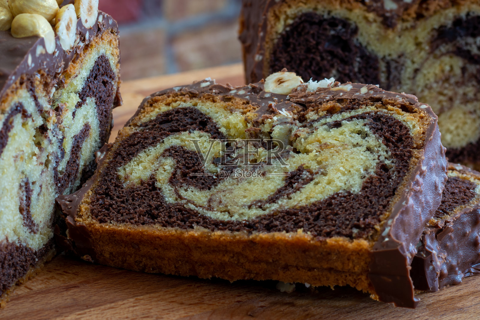 在木板上自制大理石磅蛋糕照片摄影图片