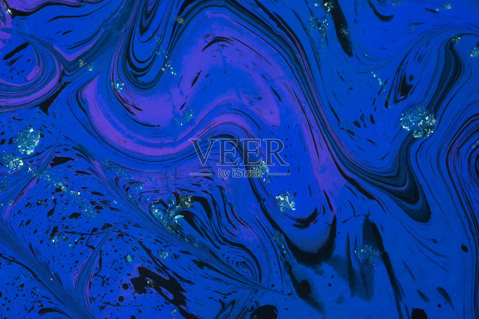 抽象空间蓝紫色黑色背景。丙烯绘画流体艺术。照片摄影图片