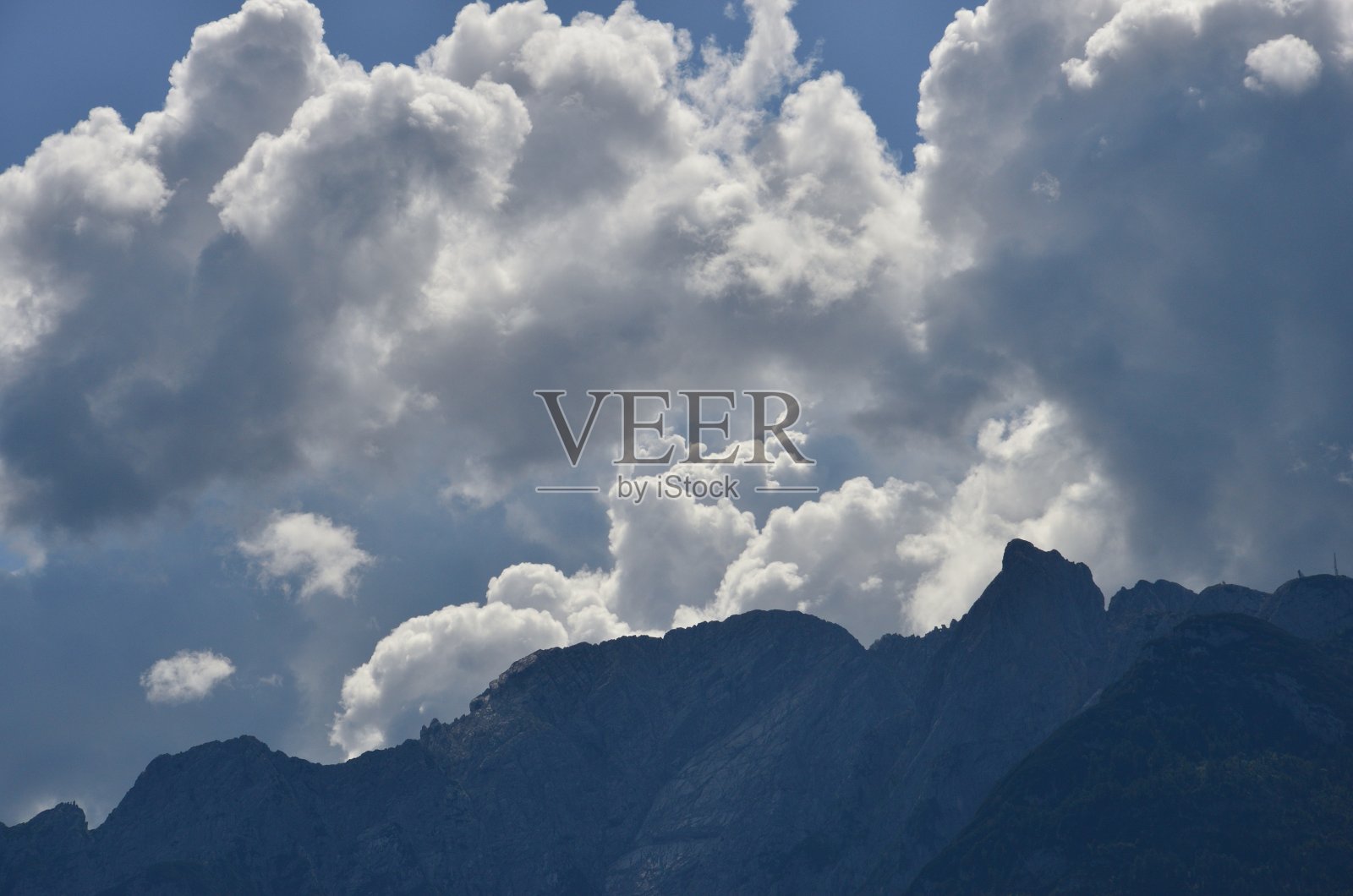 云上的山峰照片摄影图片