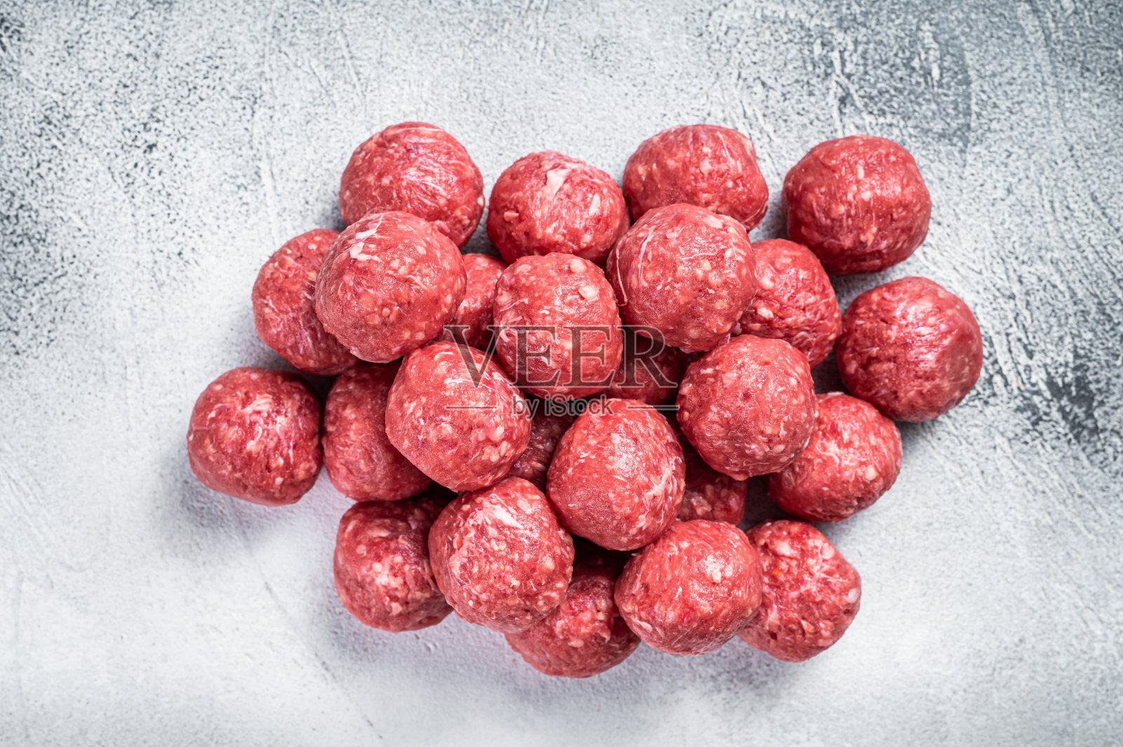 厨房桌上的生牛肉和猪肉肉丸。白色背景。俯视图照片摄影图片