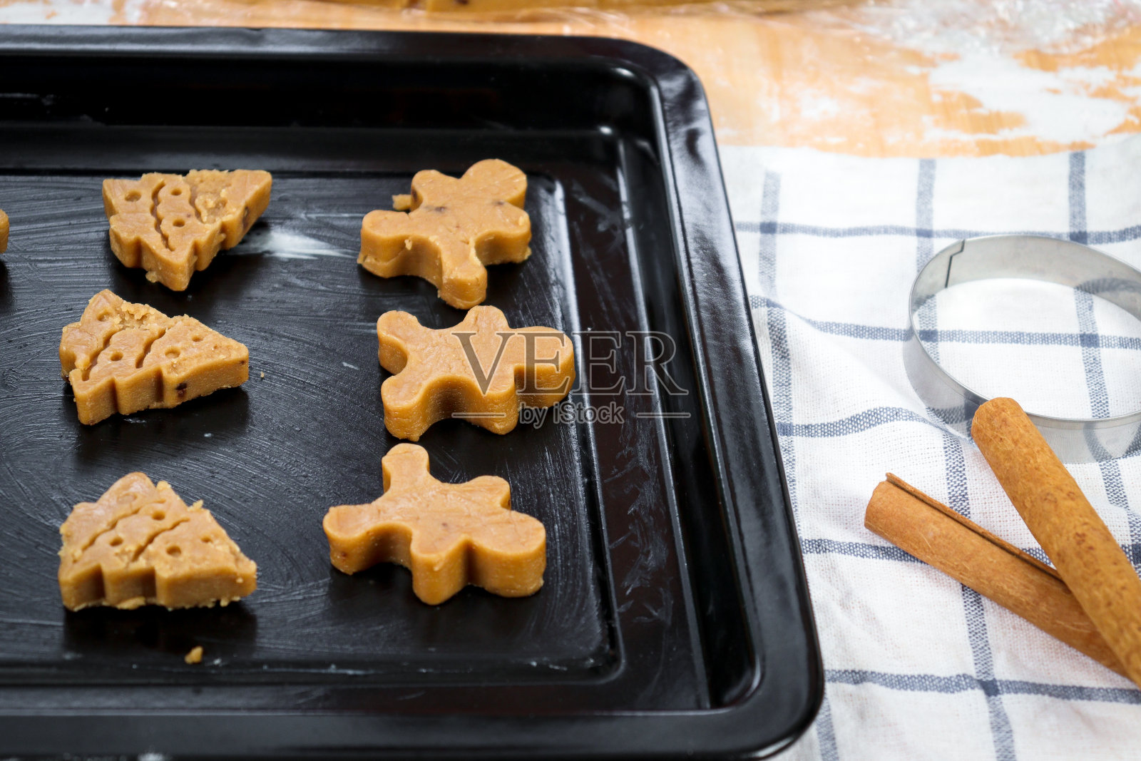 托盘上的圣诞姜饼,烘烤前自制的饼干,制作圣诞姜饼,准备烘焙,在家烘焙和烹饪的过程。照片摄影图片
