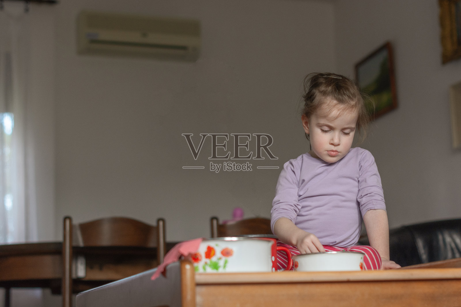 儿童玩厨房碗具照片摄影图片