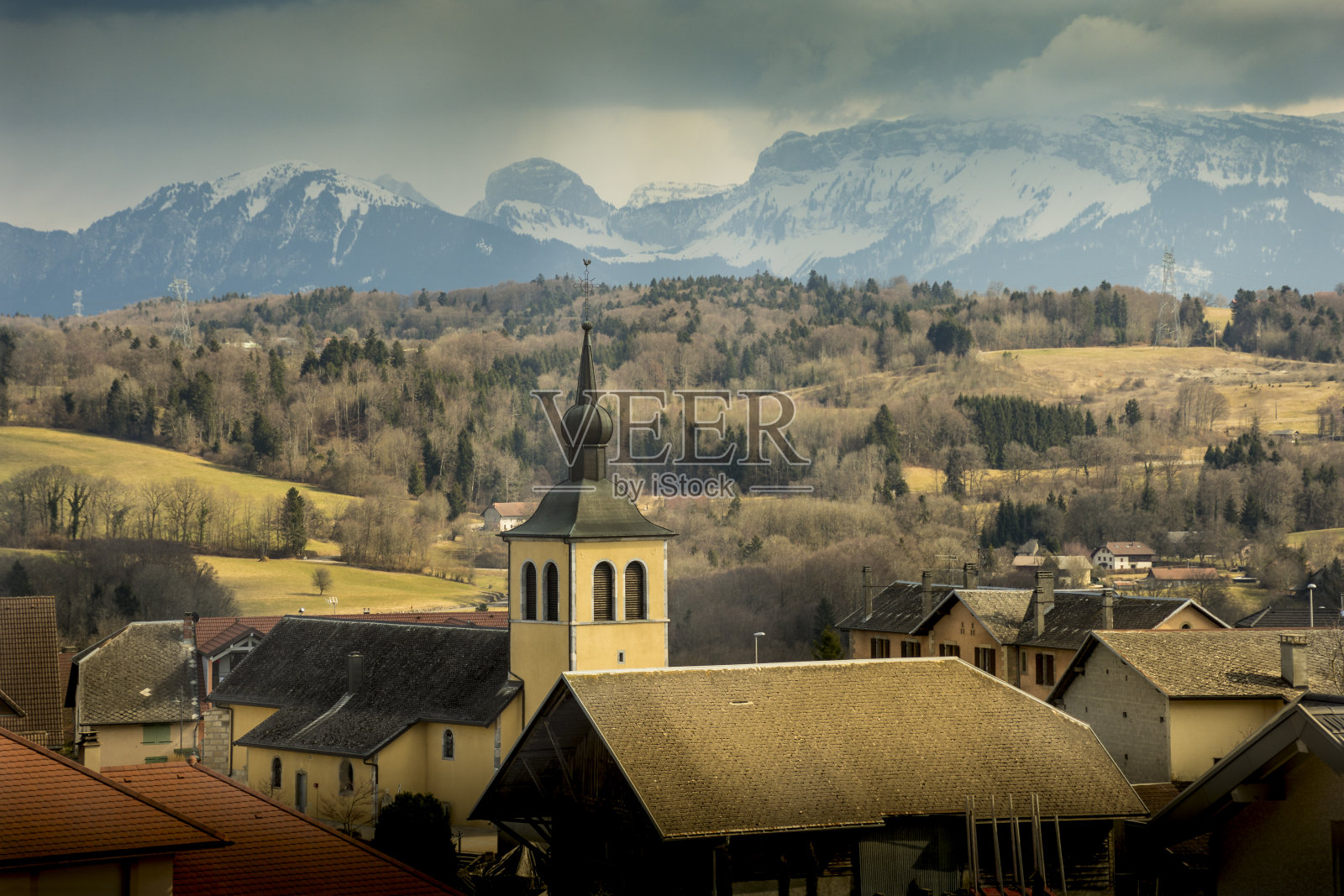 法国阿布西尼保存完好的历史悠久的屋顶照片摄影图片