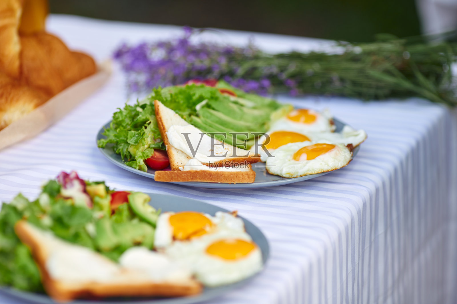 户外餐桌上的两个人的食物。照片摄影图片