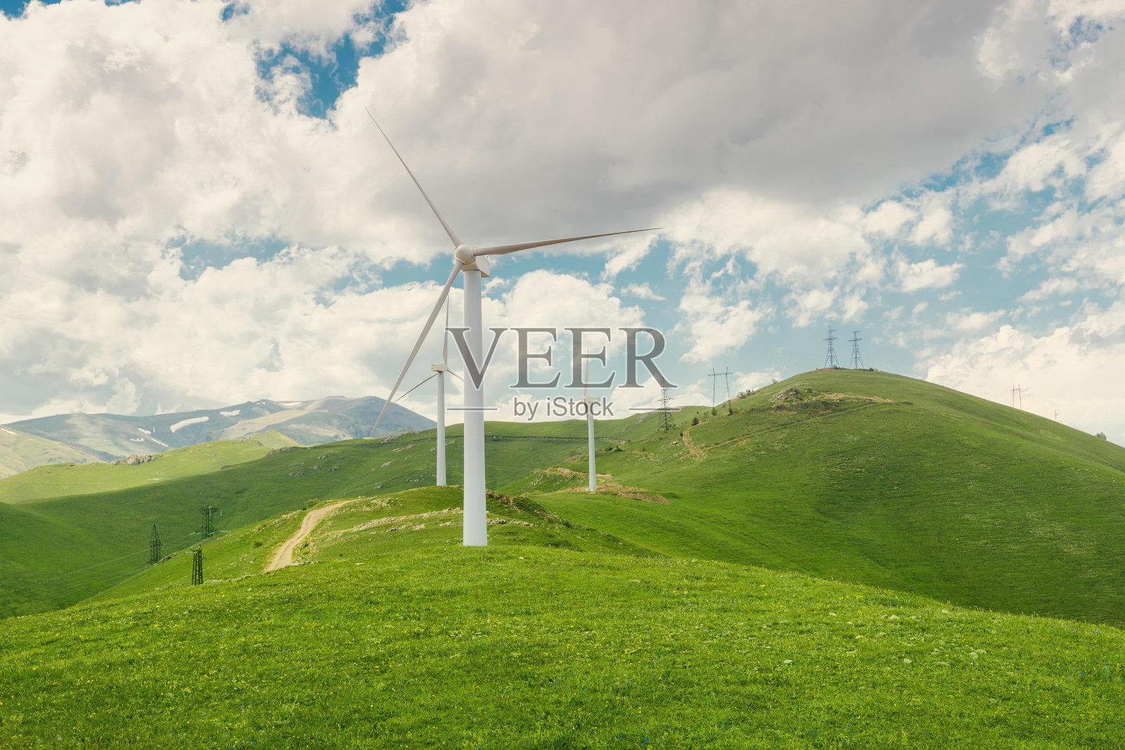 风车发电机和山顶。可持续性与绿色生态理念照片摄影图片