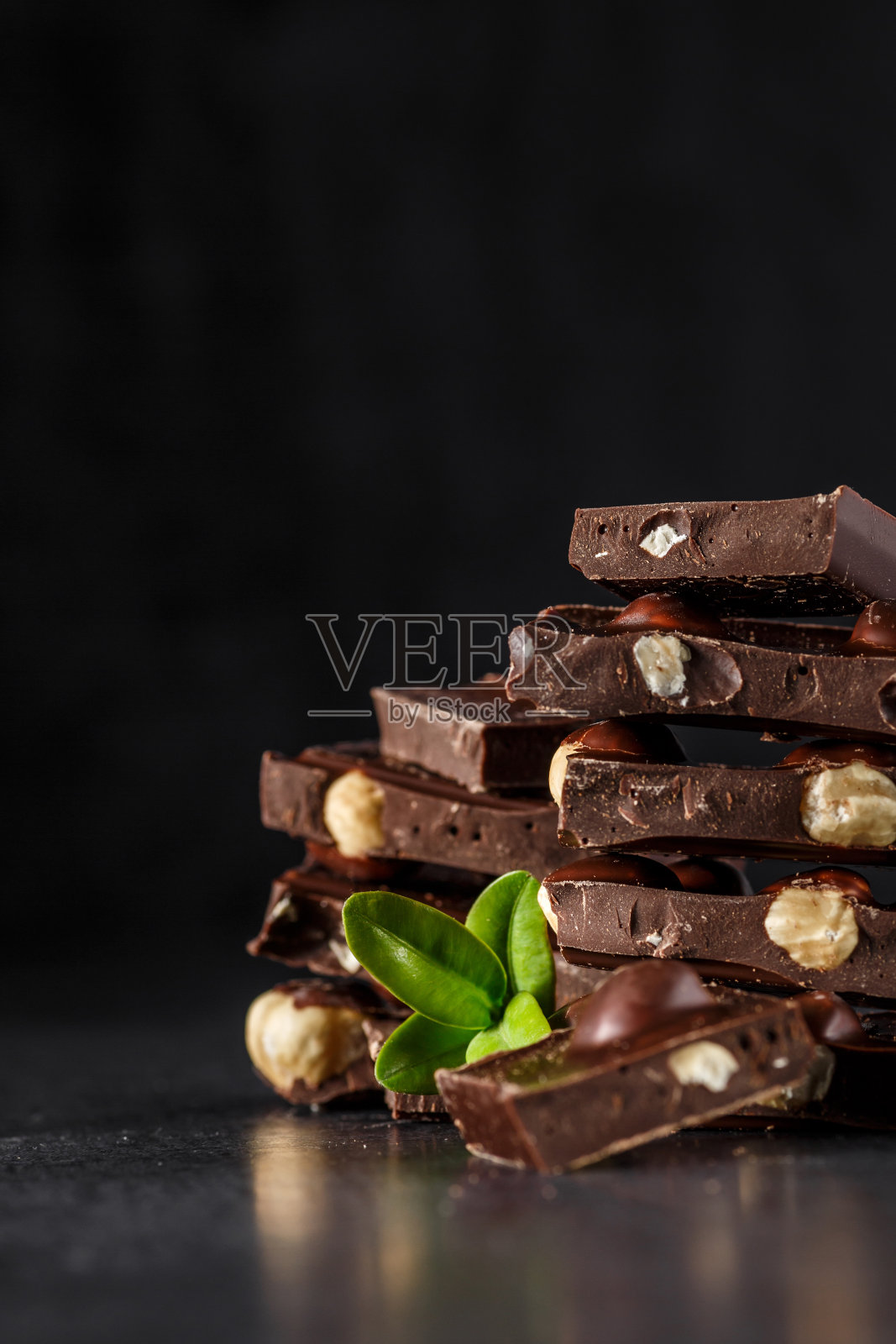 巧克力片加薄荷叶。榛子杏仁奶和黑巧克力块塔。甜食照片概念。碎巧克力块照片摄影图片