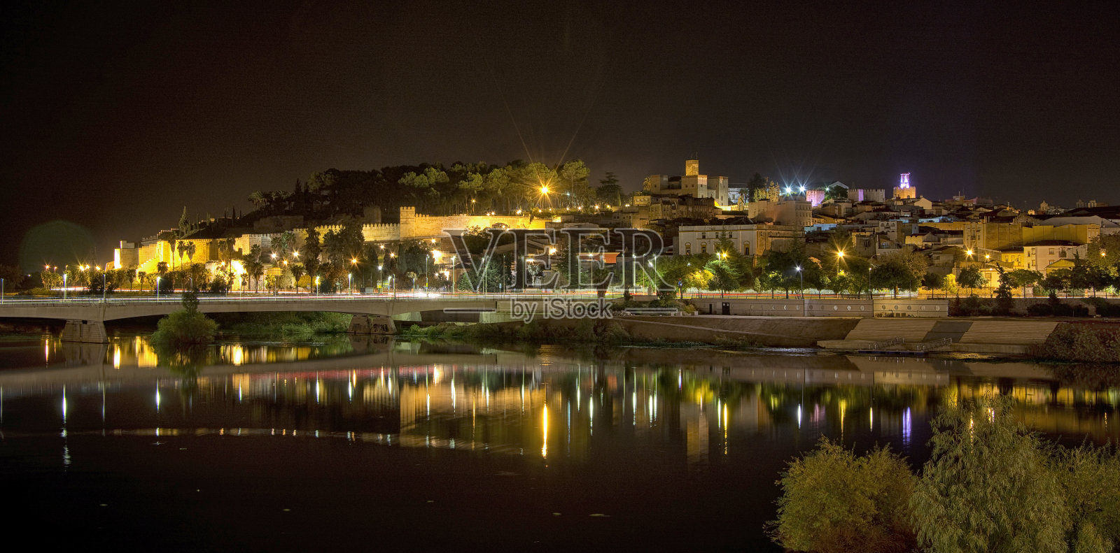 瓜迪亚纳河上的基督教中世纪城堡照片摄影图片