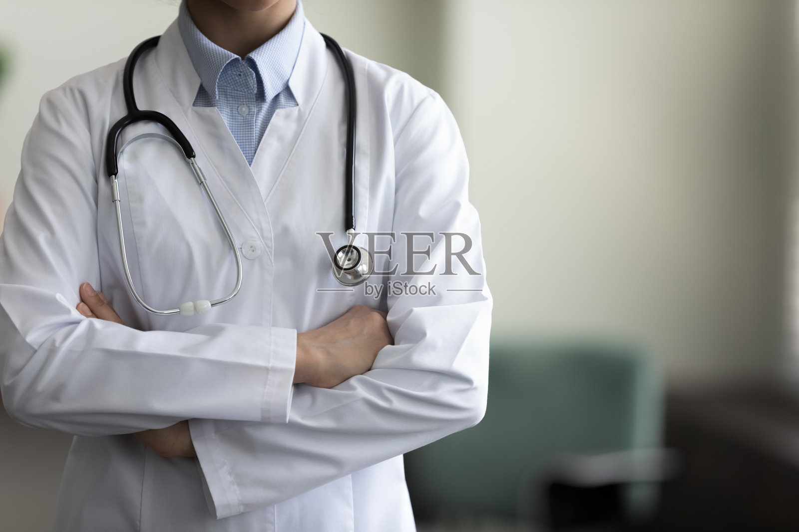 截取的女全科医生与听诊器照片摄影图片