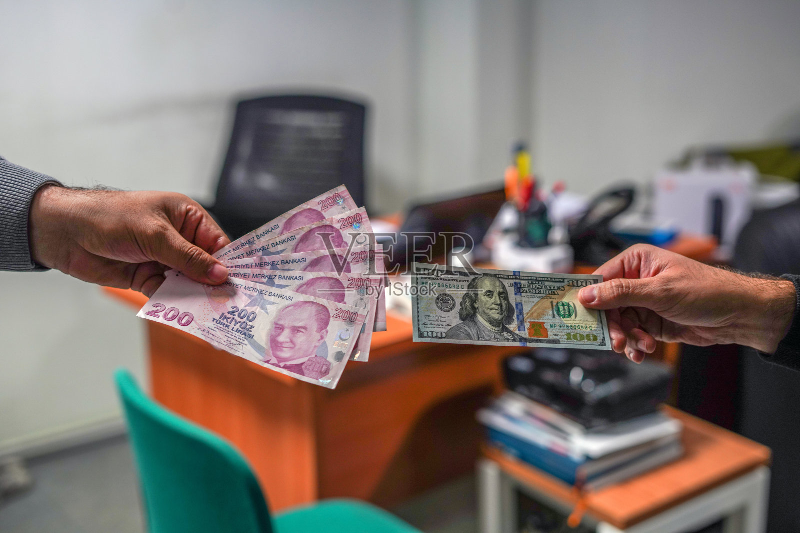 用土耳其里拉兑换美元照片摄影图片