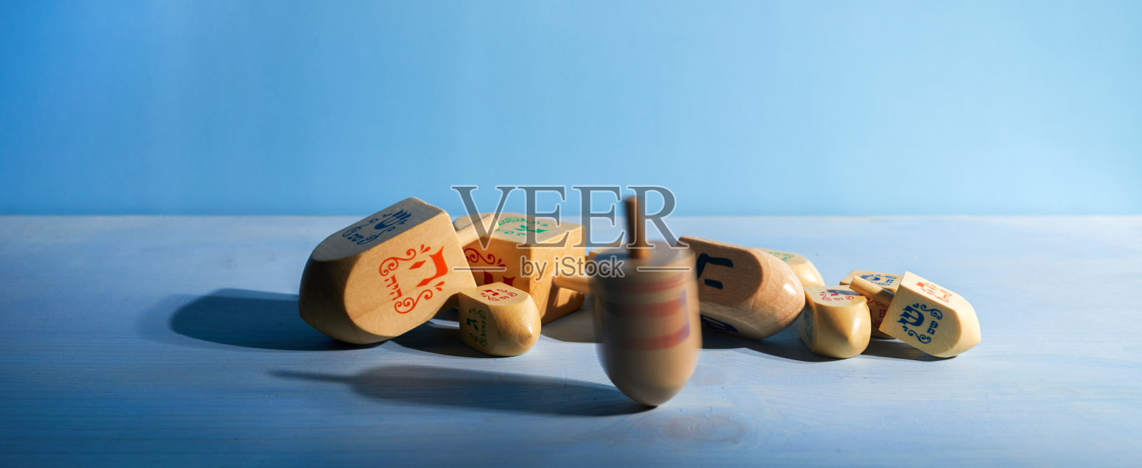 犹太节日光明节,用木制陀螺,陀螺照片摄影图片