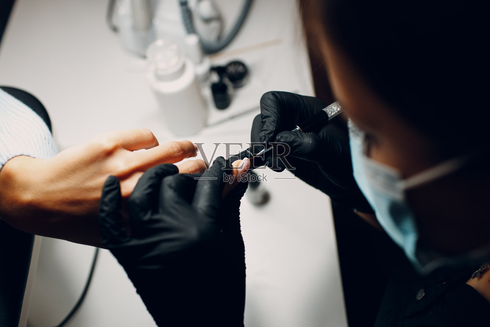 修甲过程女性手指甲指甲油照片摄影图片