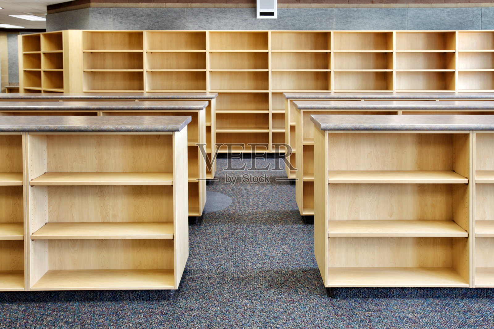 空的图书馆书架上照片摄影图片