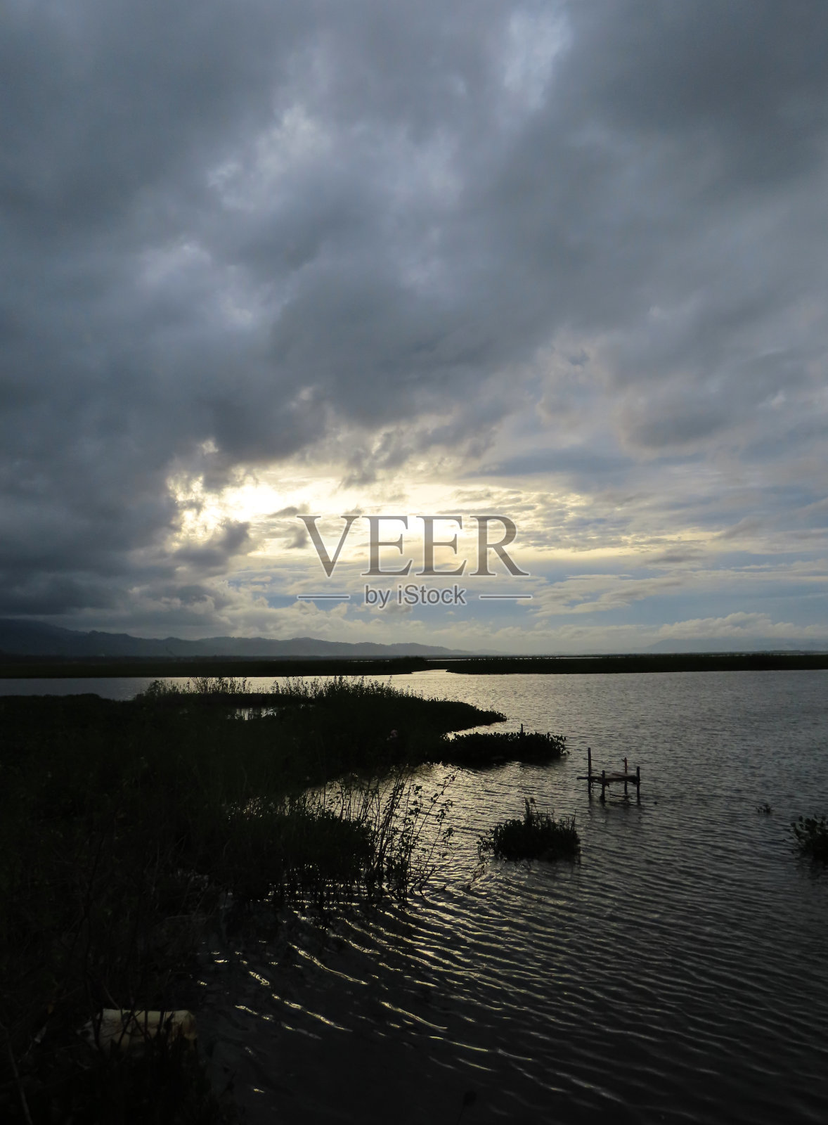 印度尼西亚哥伦塔洛海滩上的日落照片摄影图片