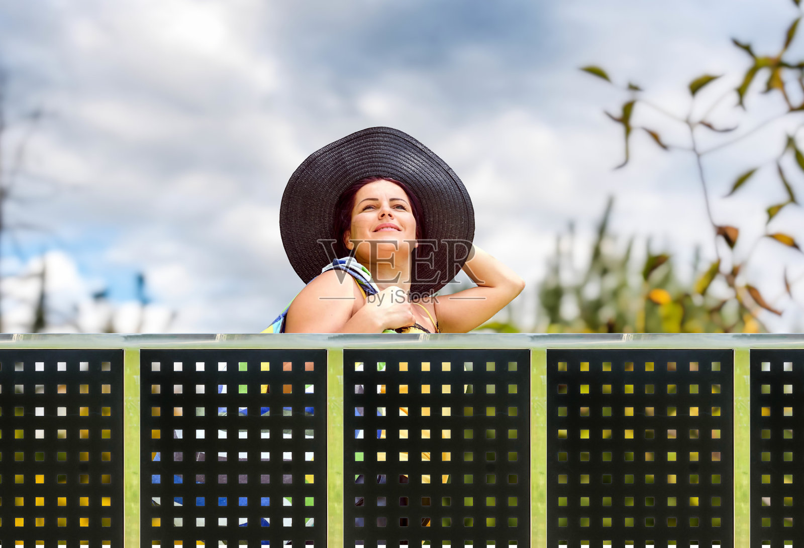 多孔金属栅栏照片摄影图片