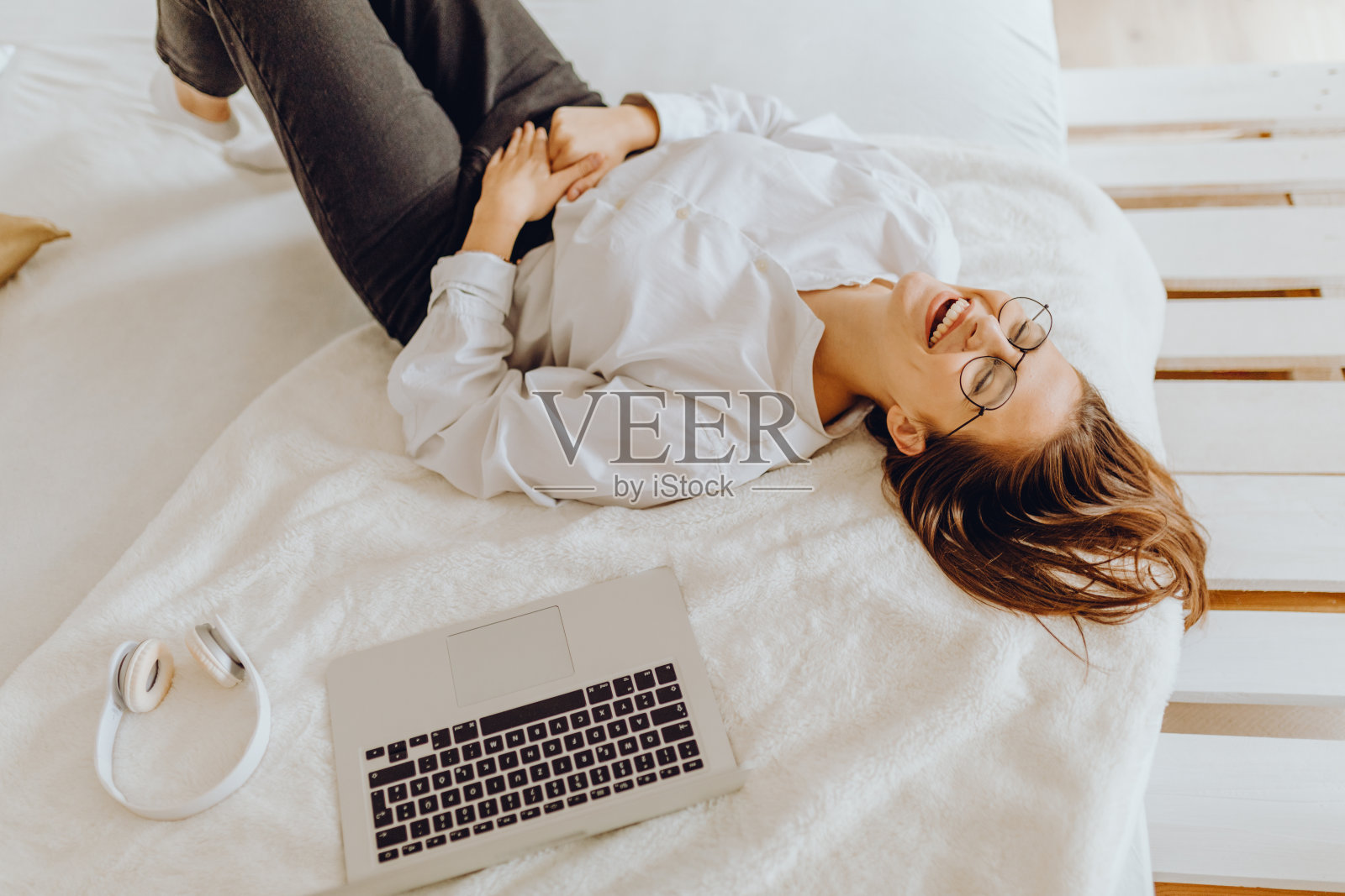 快乐的年轻女子在她的家庭办公室和使用她的笔记本电脑照片摄影图片