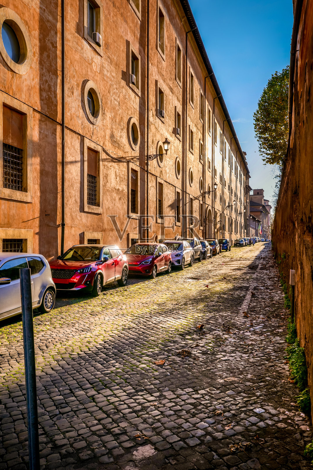 罗马市中心特拉斯提维莱区阳光明媚的圣米歇尔大道照片摄影图片